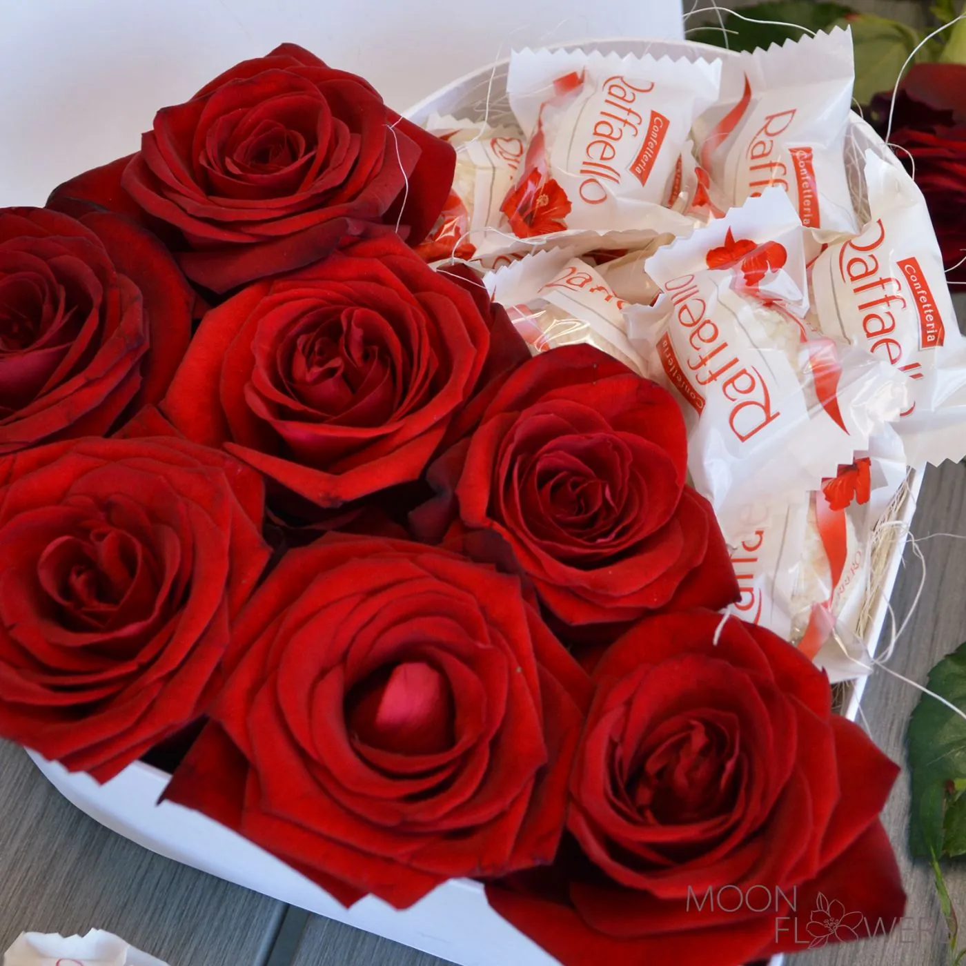 Cutie inimă albă cu trandafiri și Raffaello (S)