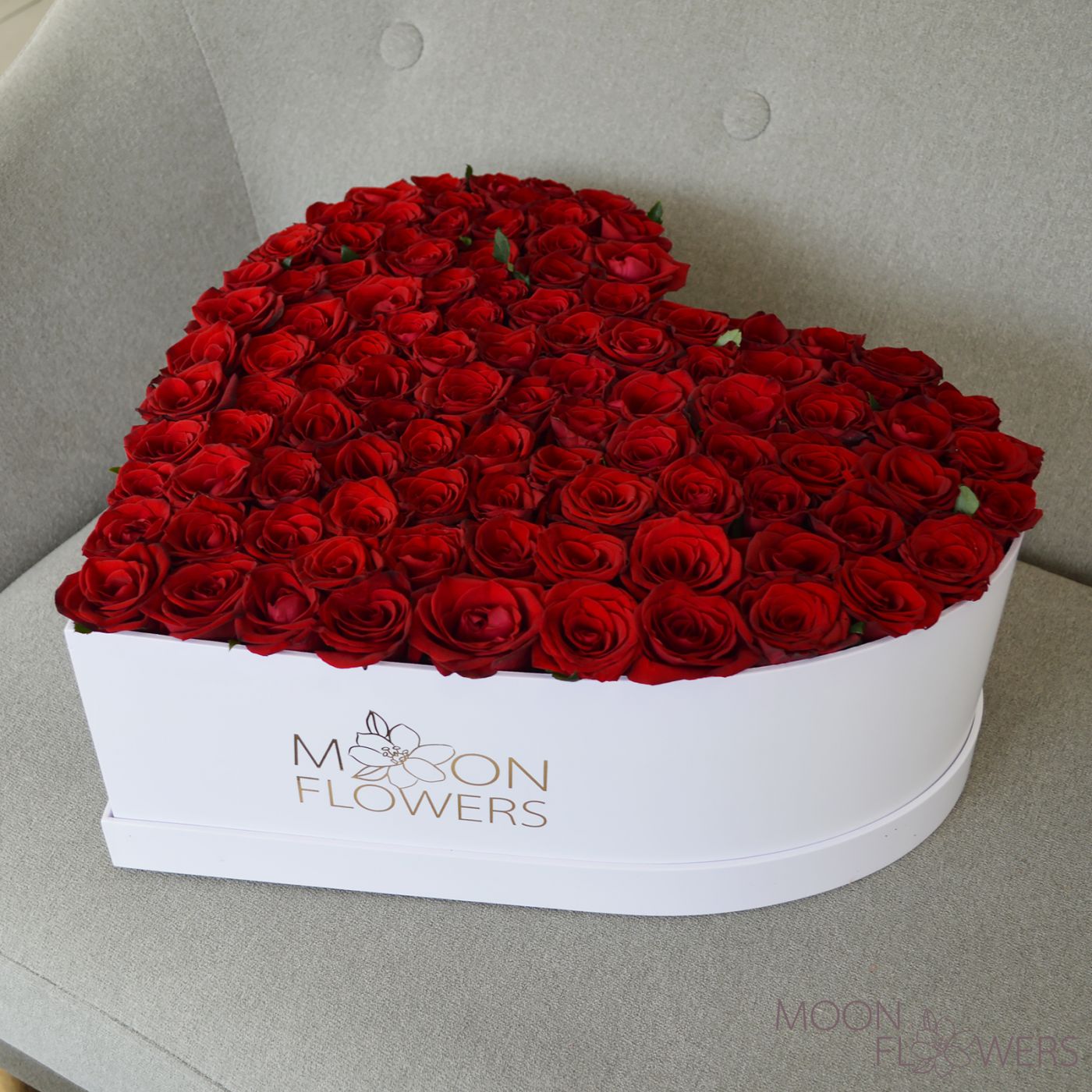 Cutie inima albă cu 101 trandafiri roșii Olandezi - MoonFlowers