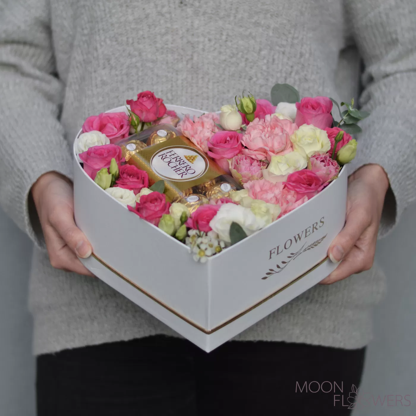 Белое сердце с цветами и Ferrero (L)