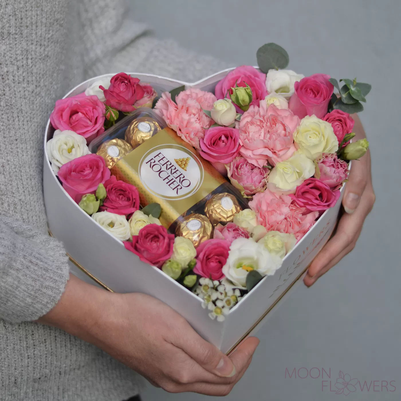 Белое сердце с цветами и Ferrero (L)