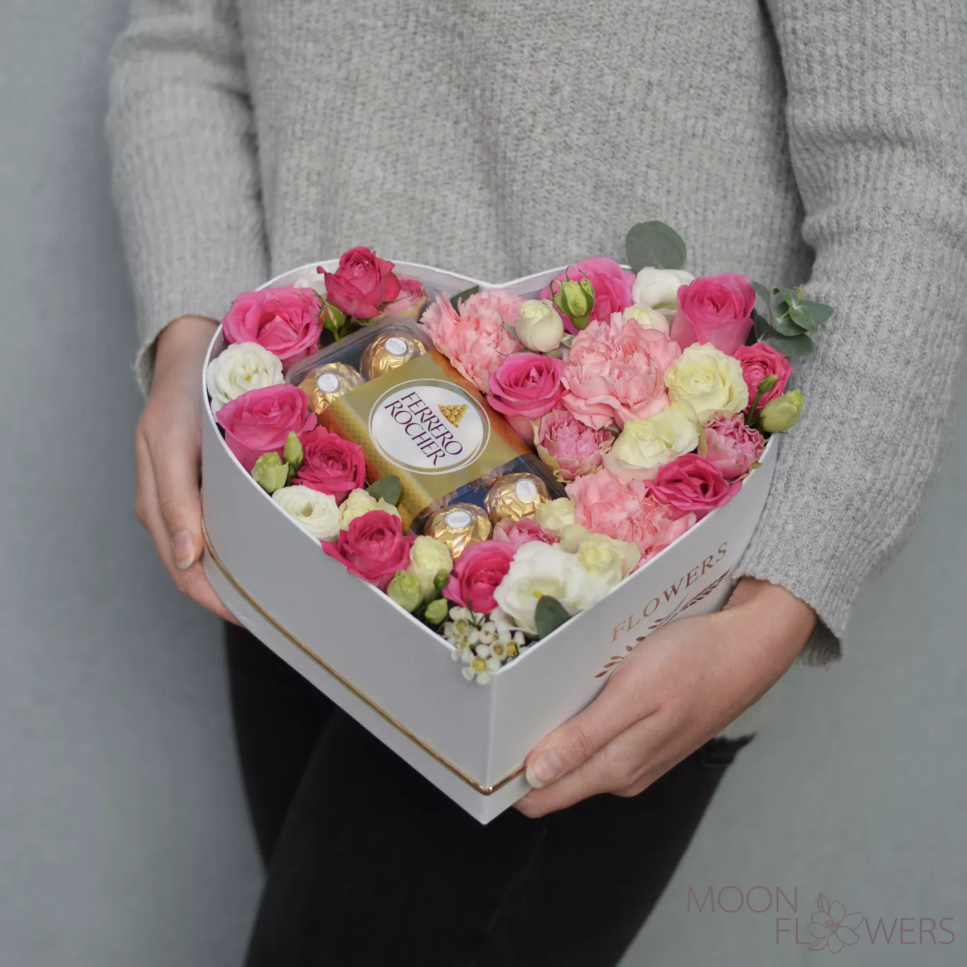 Белое сердце с цветами и Ferrero (L)