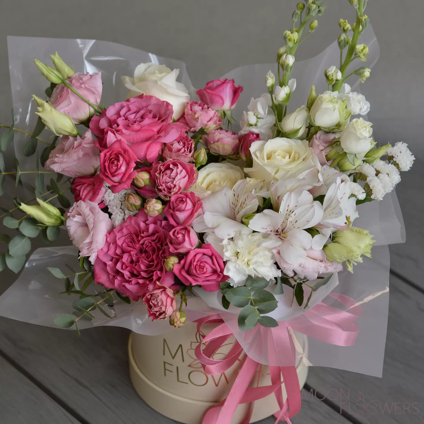 Beige box with white and crimson flowers (S)