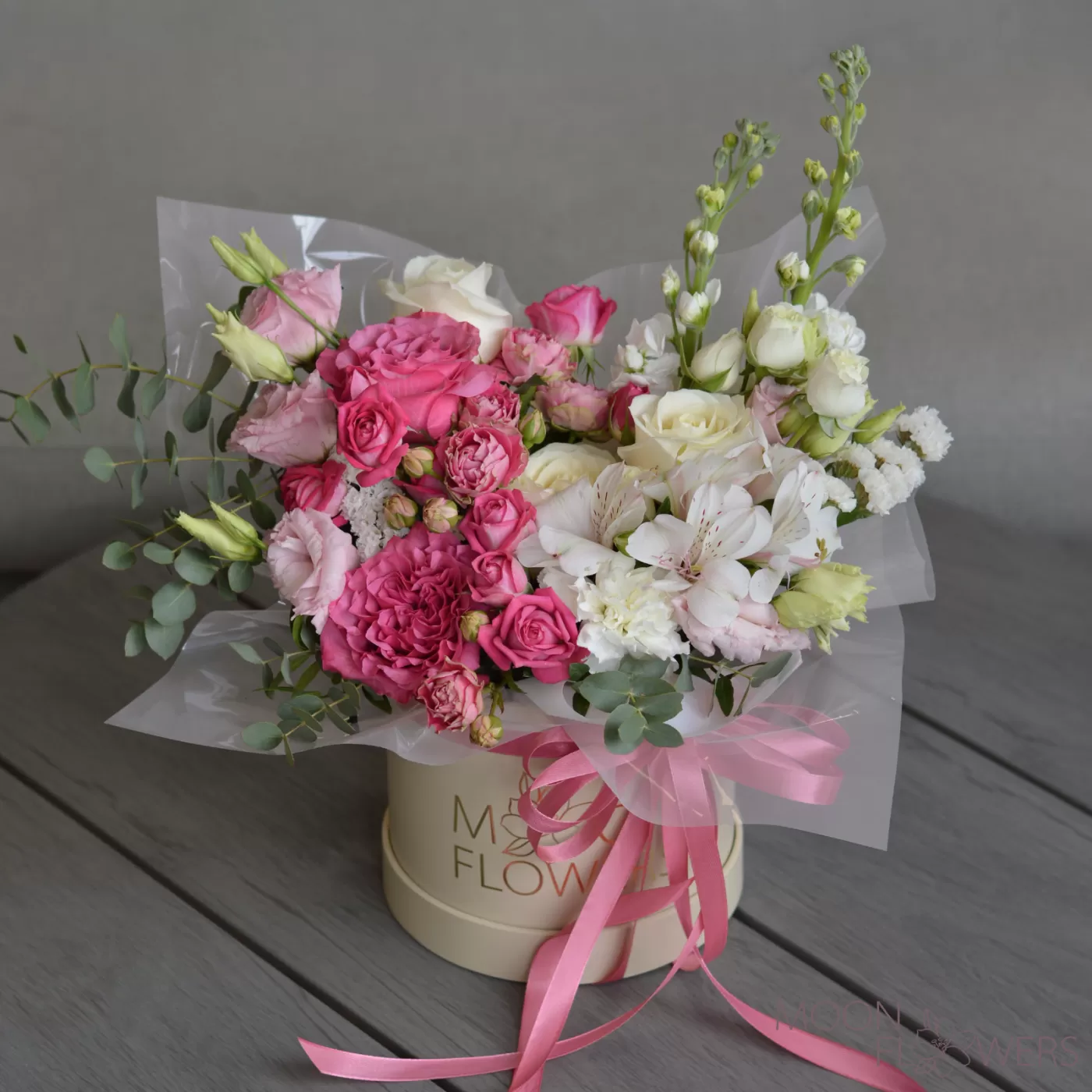 Beige box with white and crimson flowers (S)