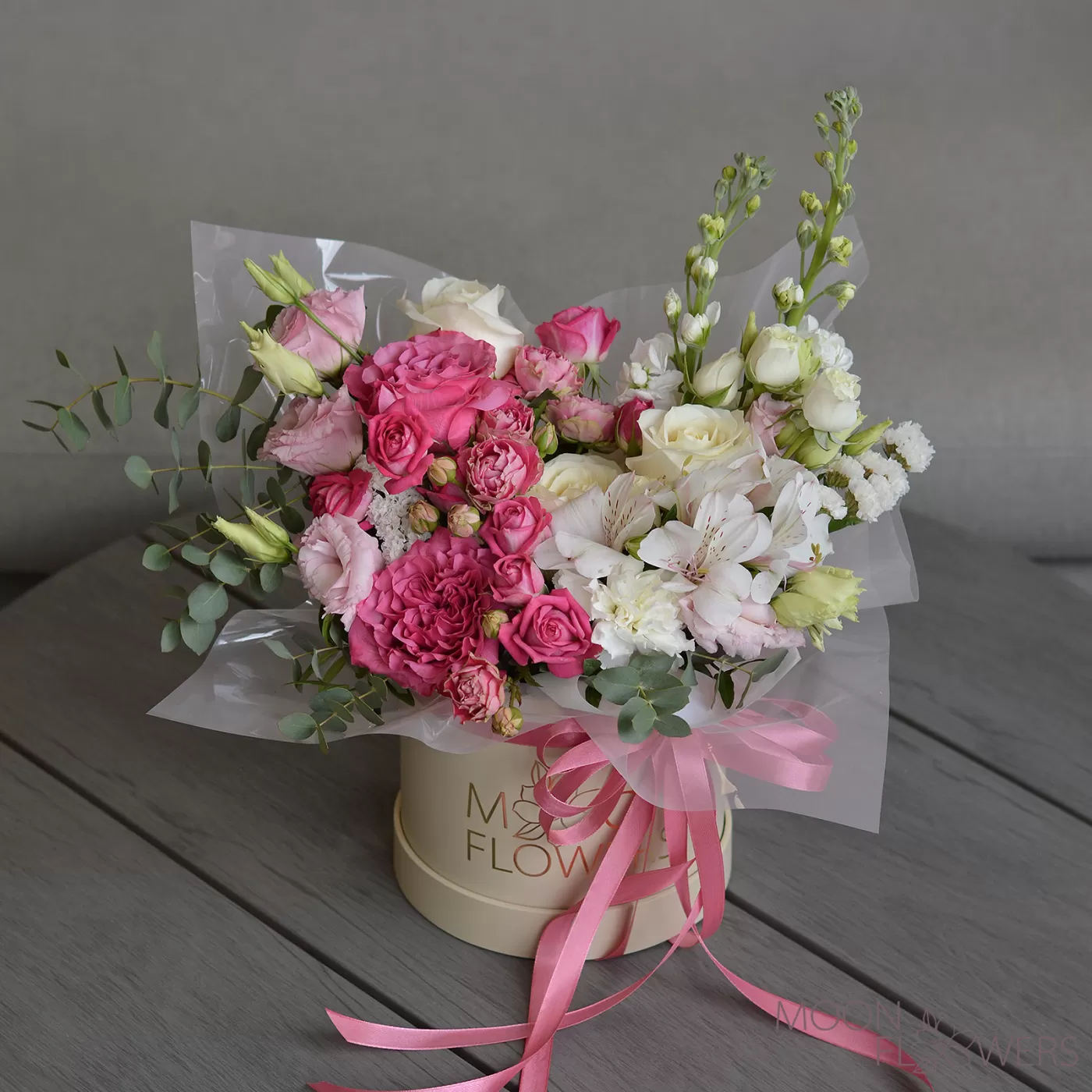 Beige box with white and crimson flowers (S)