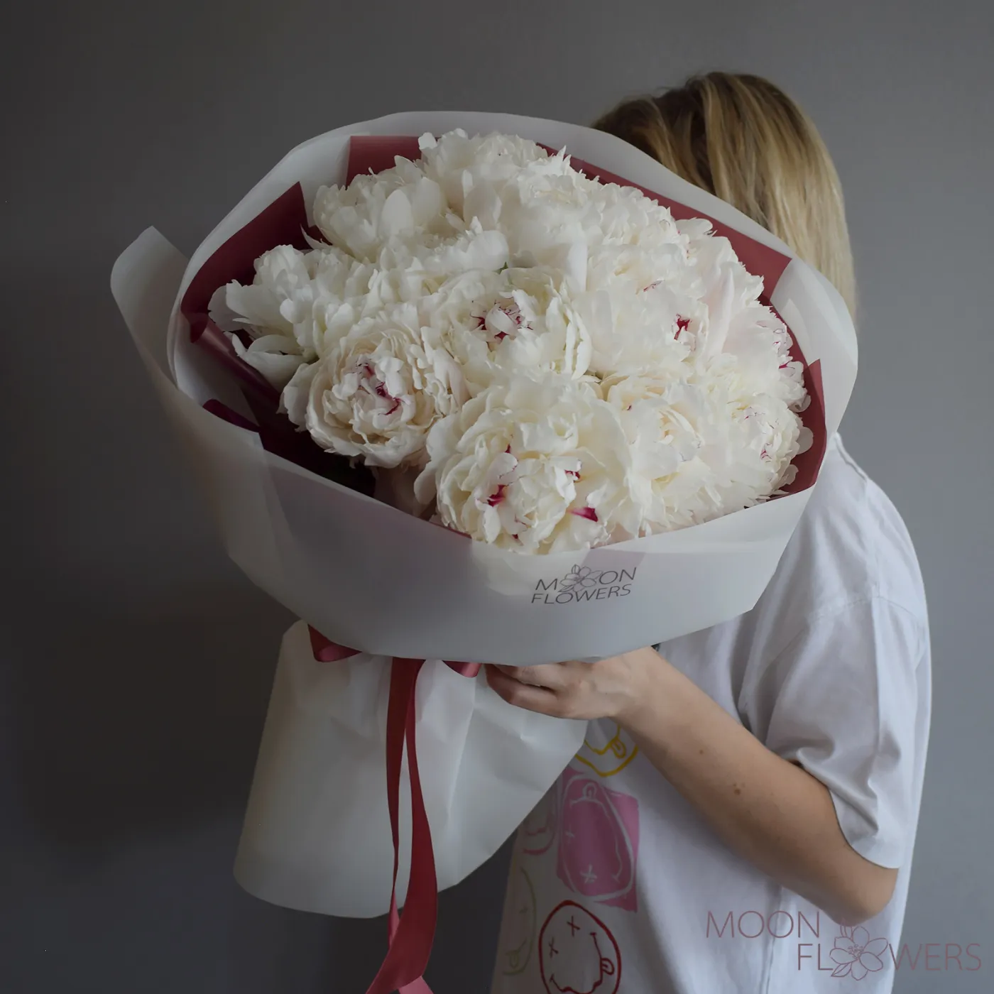 Bouquet of 15 white peonies with delivery in Chișinău