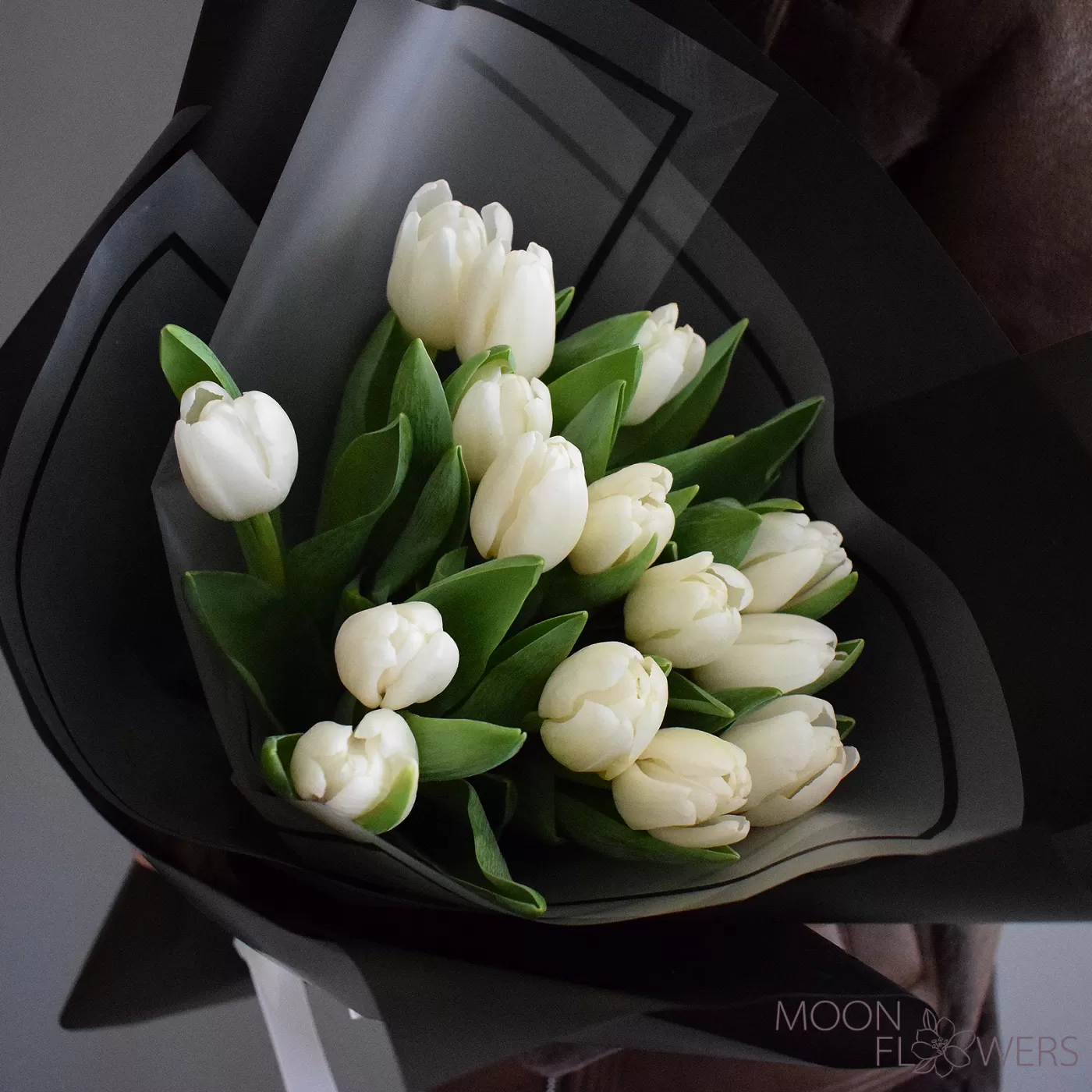 Buchet din 15 lalele Olandeze albe in hartie neagra