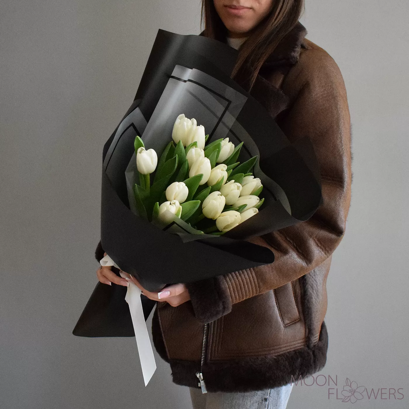 Buchet din 15 lalele Olandeze albe in hartie neagra