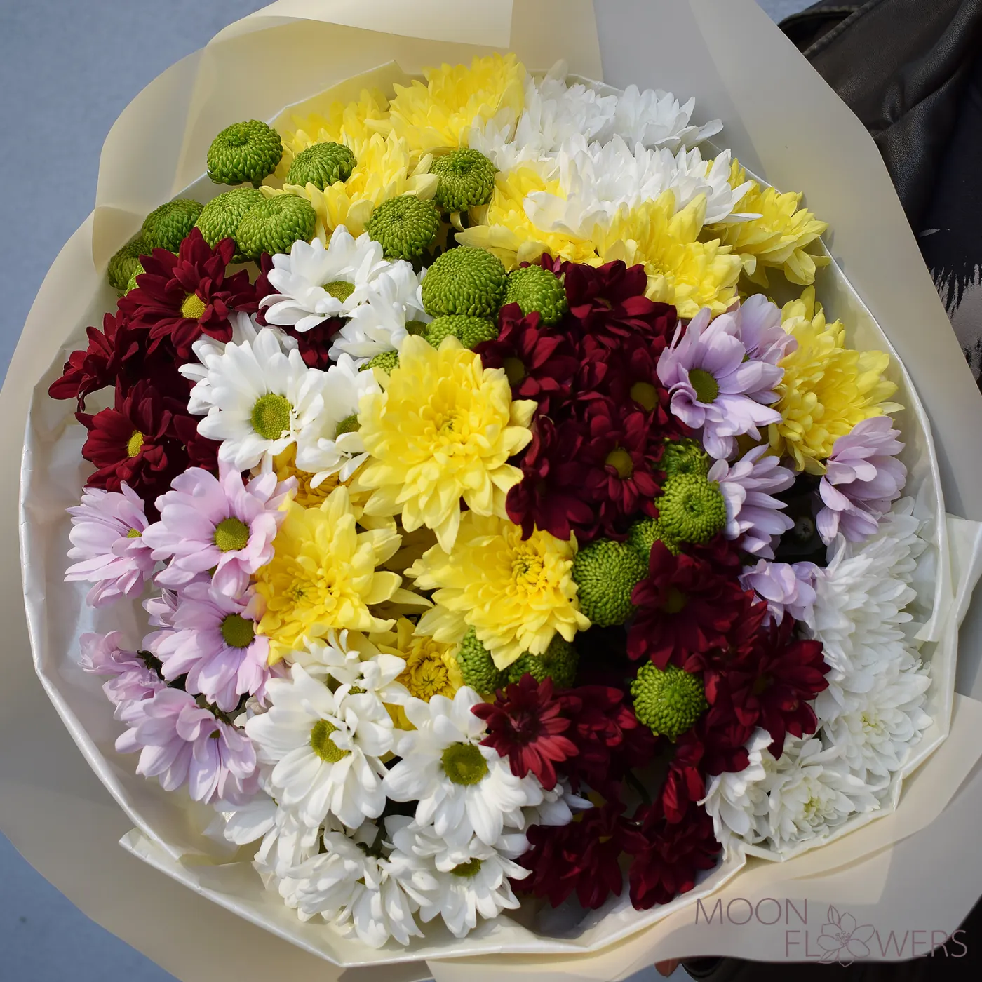 Buchet din 15 fire de crizanteme multicolore
