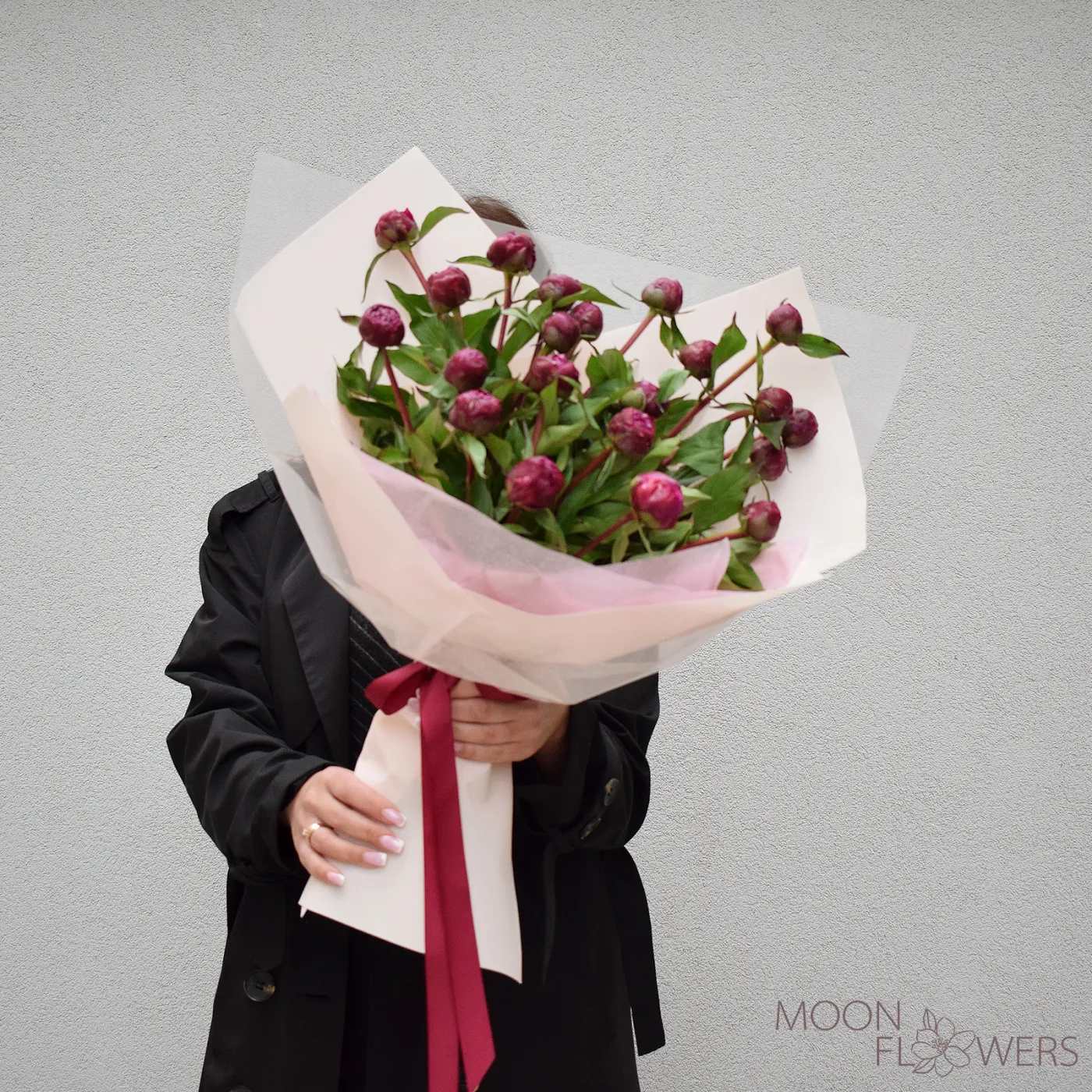 Bouquet of 21 burgundy peonies