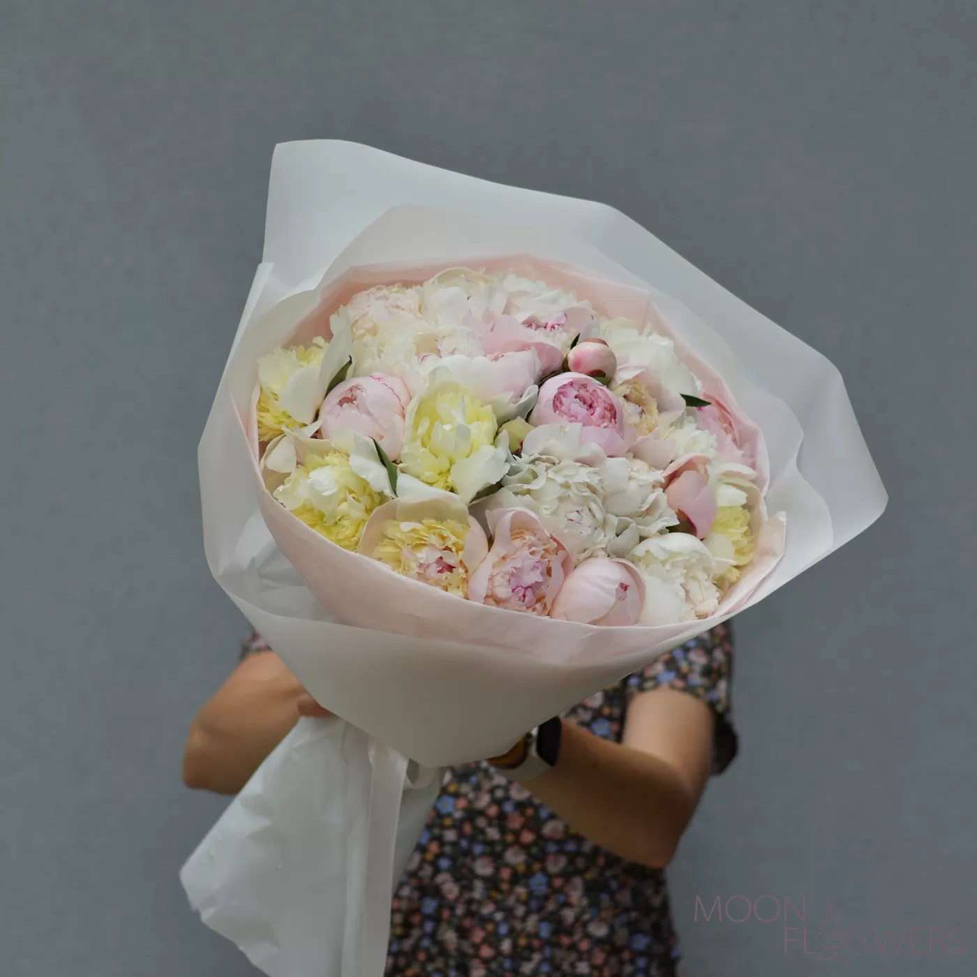 Buchet de 25 de bujori albi și roz
