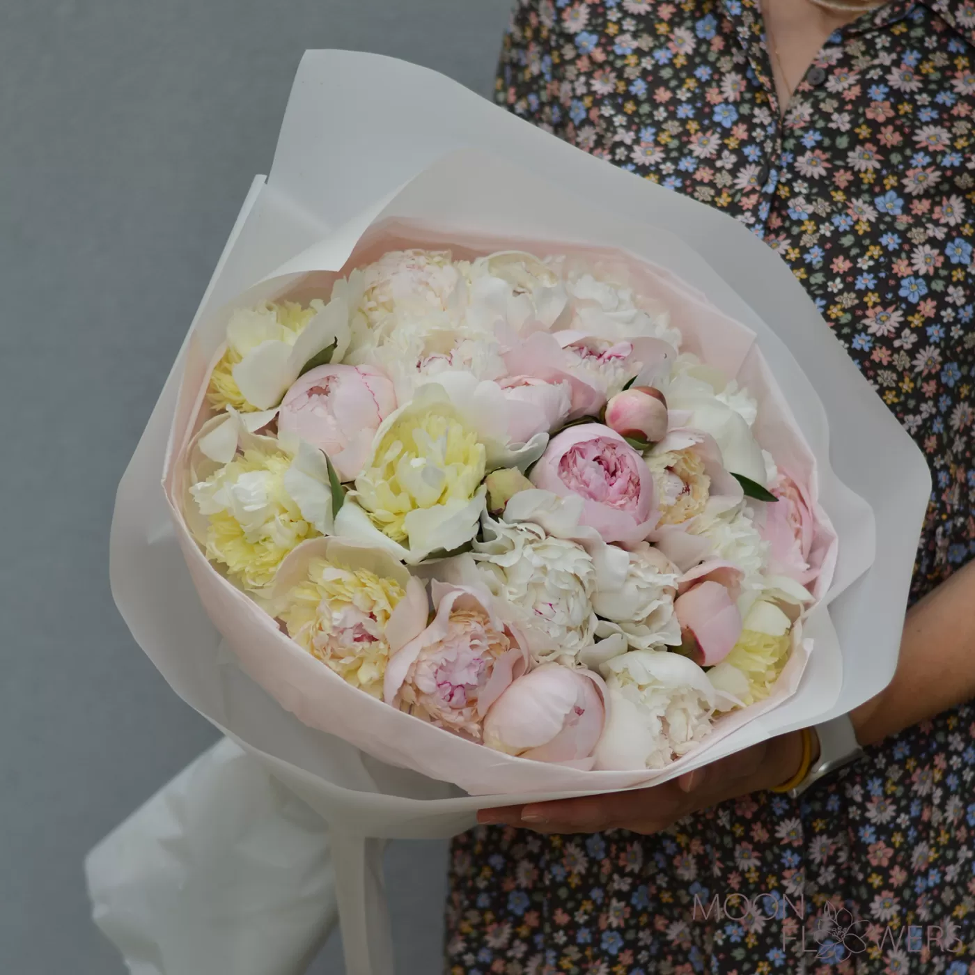 Buchet de 25 de bujori albi și roz