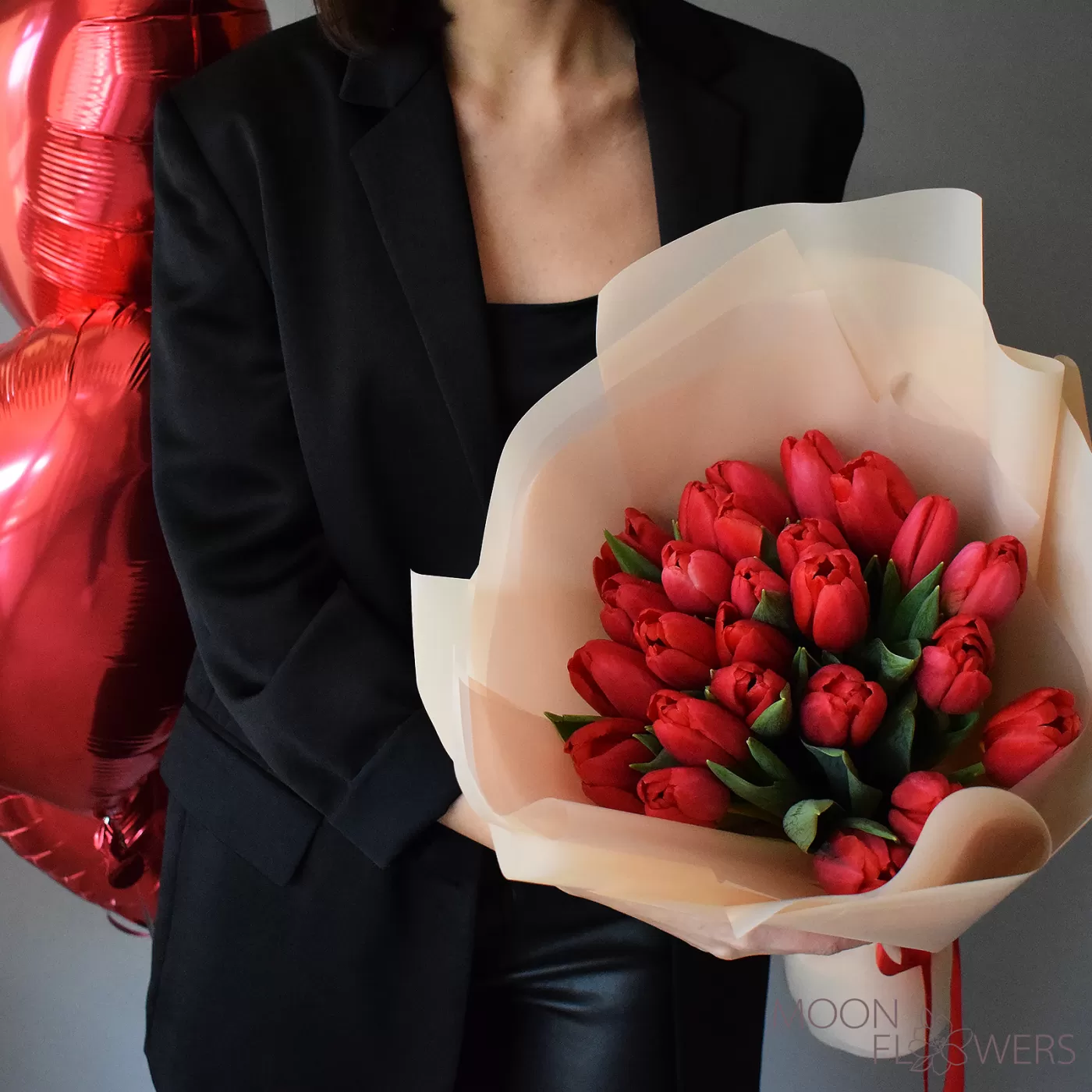 Buchet din 25 de lalele roșii Olandeze + 5 baloane de inimă din folie roșie