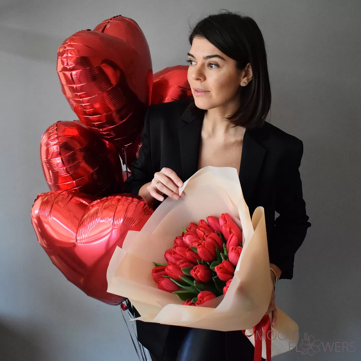 Buchet din 25 de lalele roșii Olandeze + 5 baloane de inimă din folie roșie
