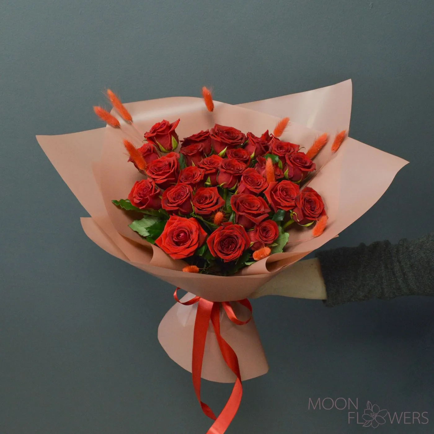 Bouquet of 25 red roses and lagurus