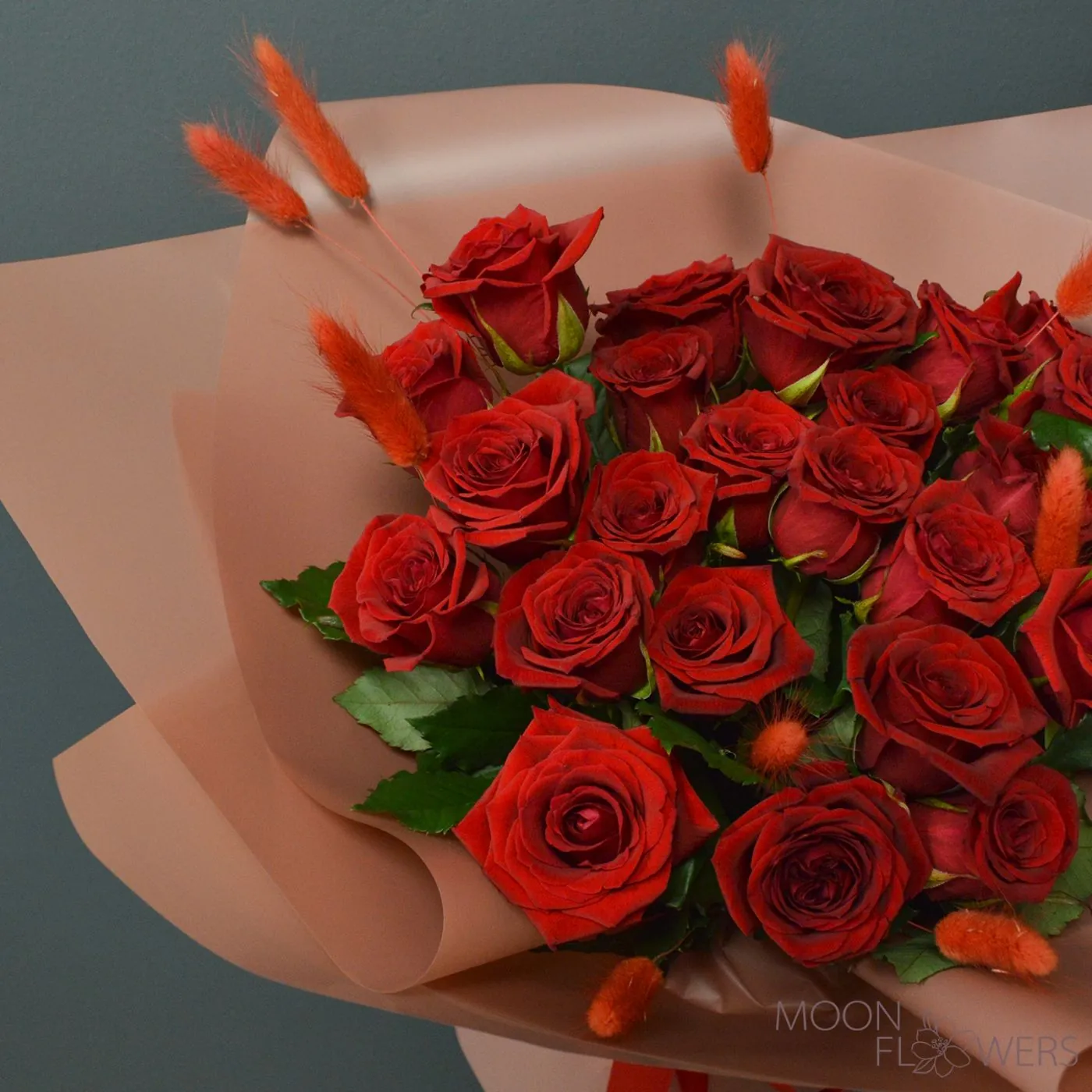 Bouquet of 25 red roses and lagurus