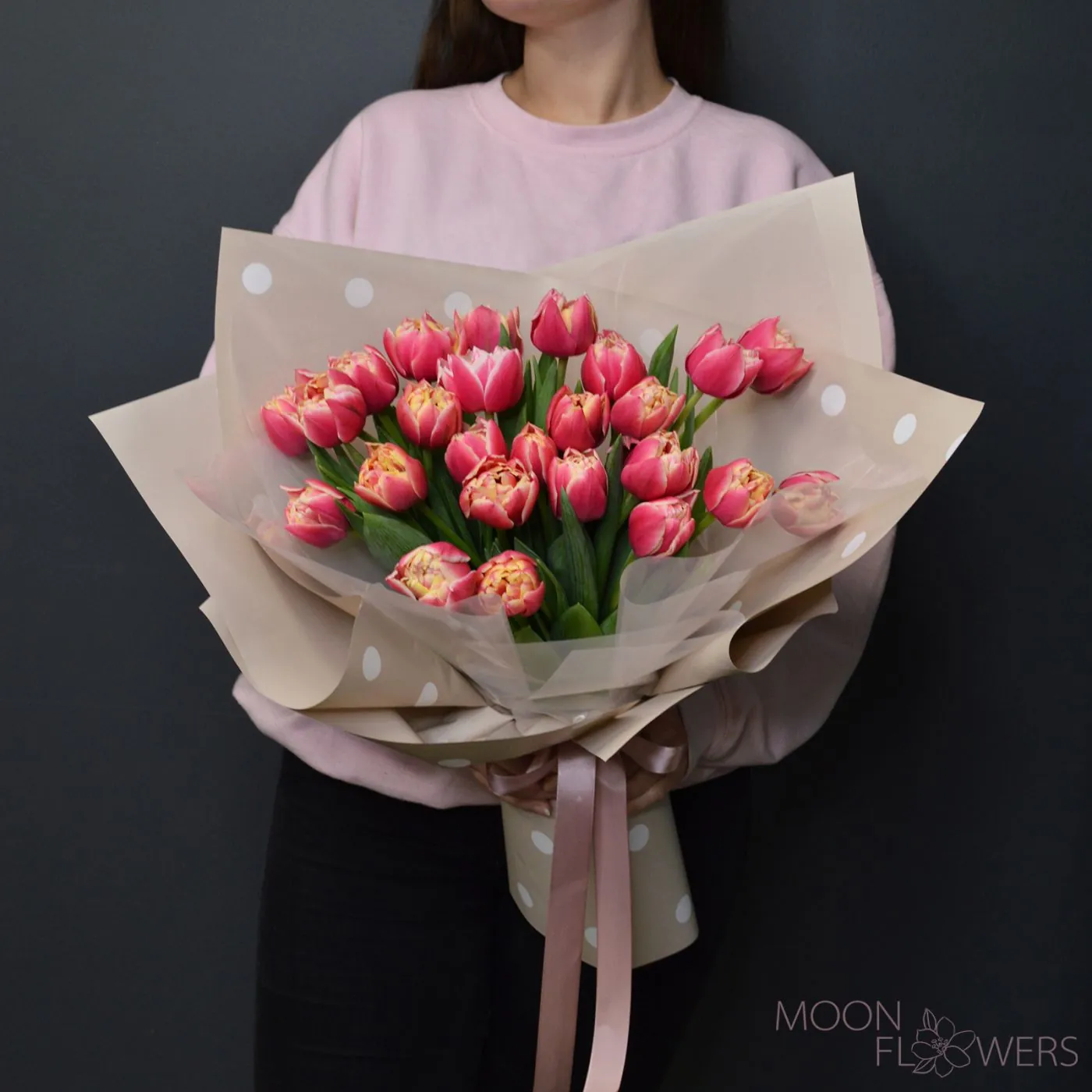 Buchet din 25 lalele roz de tip bujor