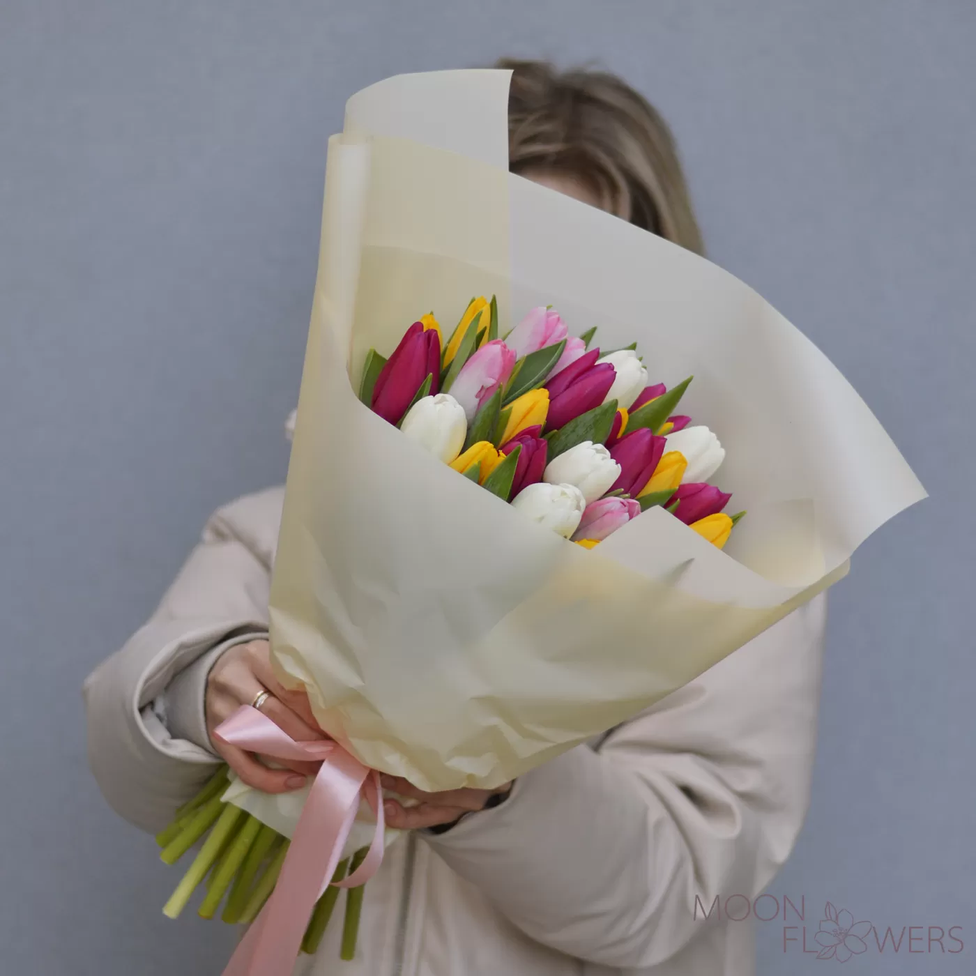 Букет из 35 белых, розовых, фиолетовых и жёлтых Голландских тюльпанов