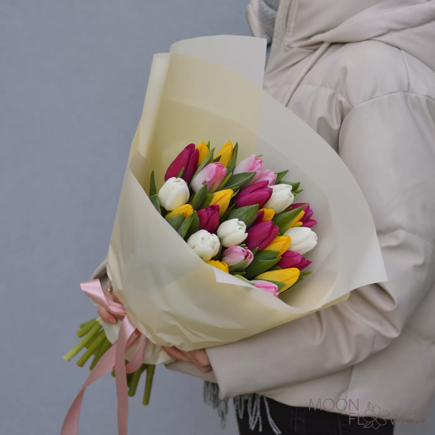 Букет из 35 белых, розовых, фиолетовых и жёлтых Голландских тюльпанов