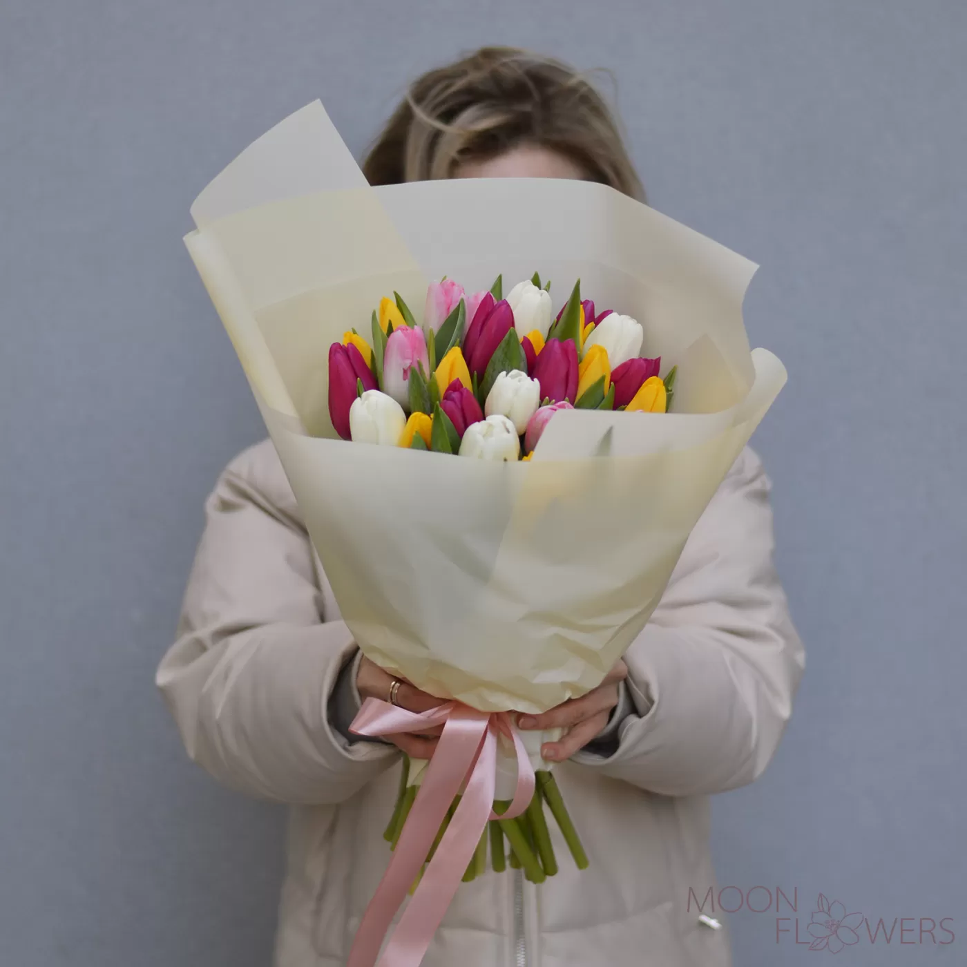 Букет из 35 белых, розовых, фиолетовых и жёлтых Голландских тюльпанов