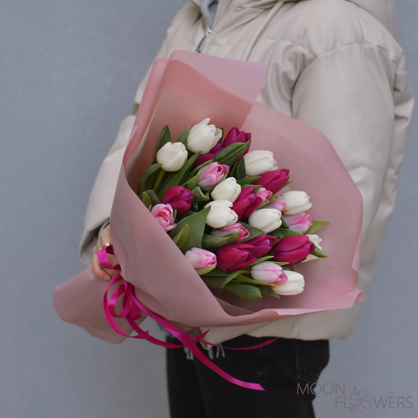 Buchet din 35 lalele Olandeze albe, roz si mov