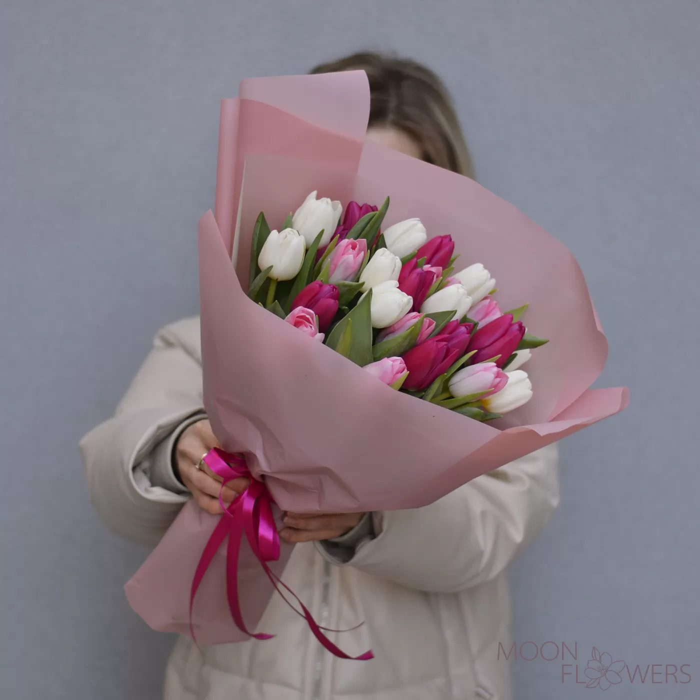 Buchet din 35 lalele Olandeze albe, roz si mov