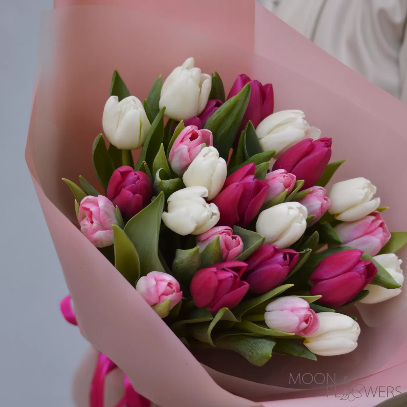 Buchet din 35 lalele Olandeze albe, roz si mov