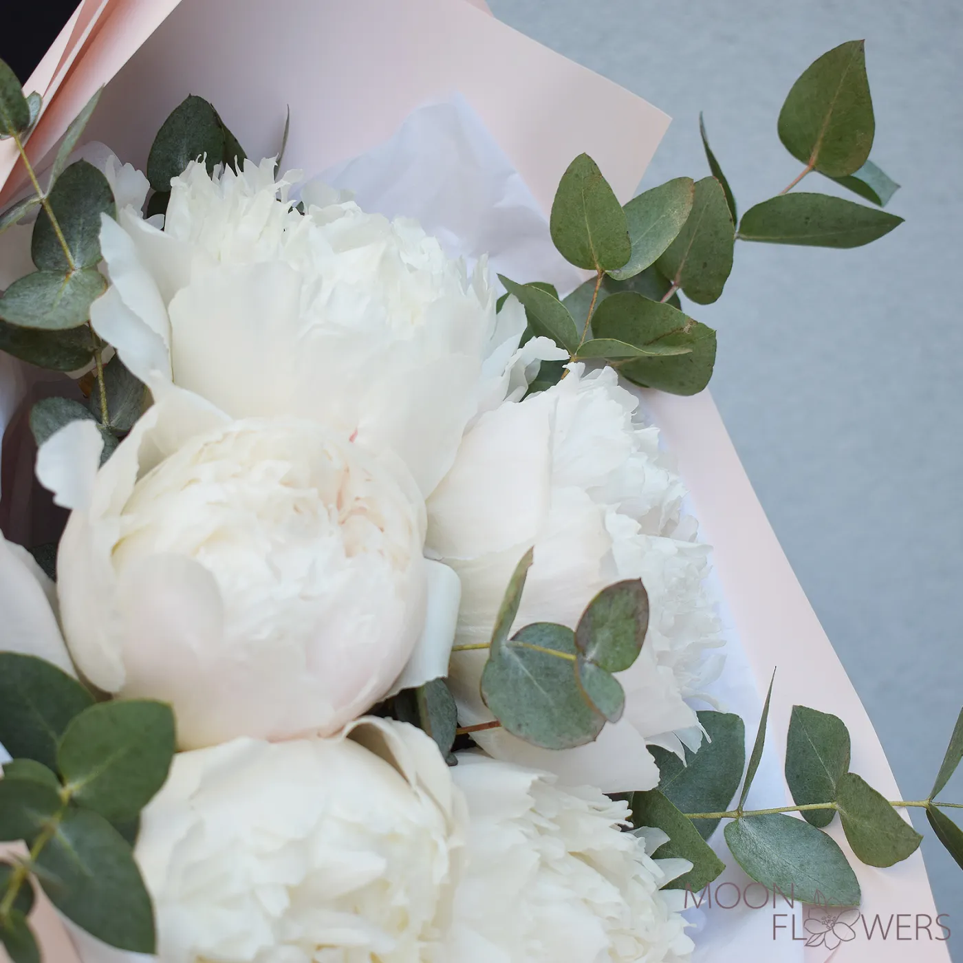 Bouquet of 5 white Dutch peonies with eucalyptus