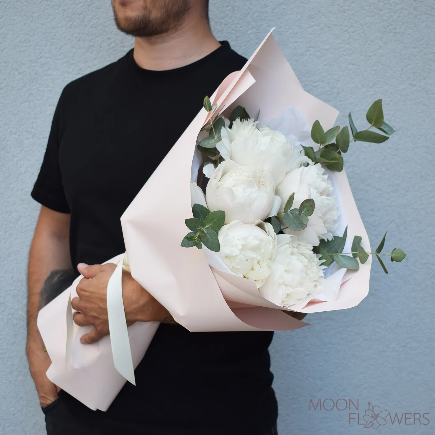Bouquet of 5 white Dutch peonies with eucalyptus