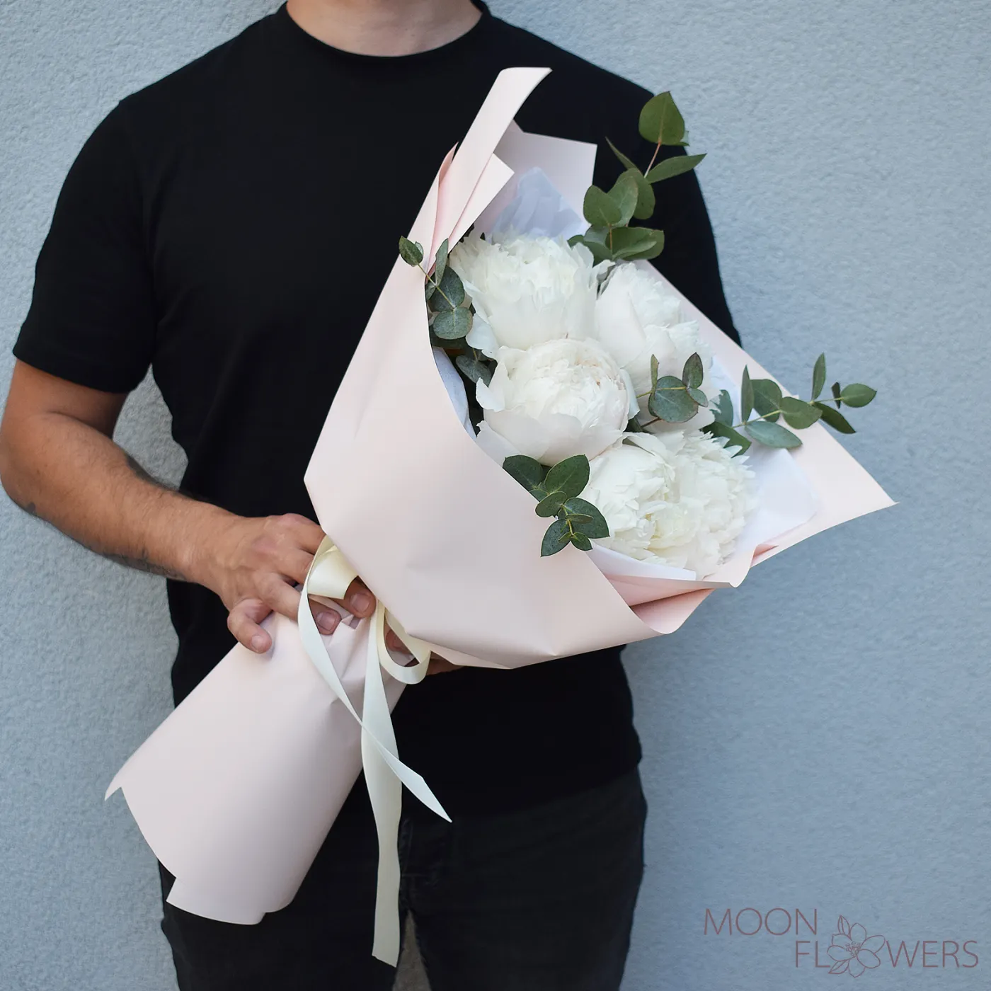 Bouquet of 5 white Dutch peonies with eucalyptus
