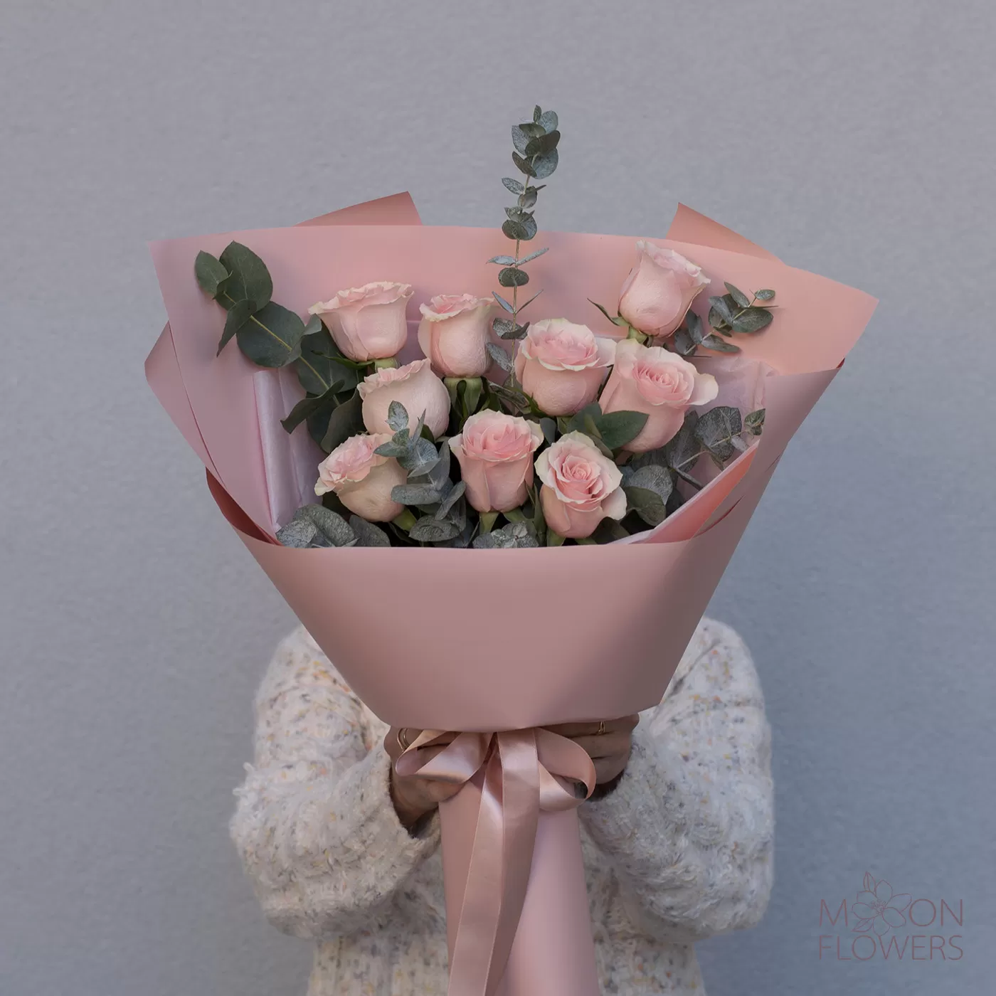 Bouquet of 9 pink Dutch roses with eucalyptus