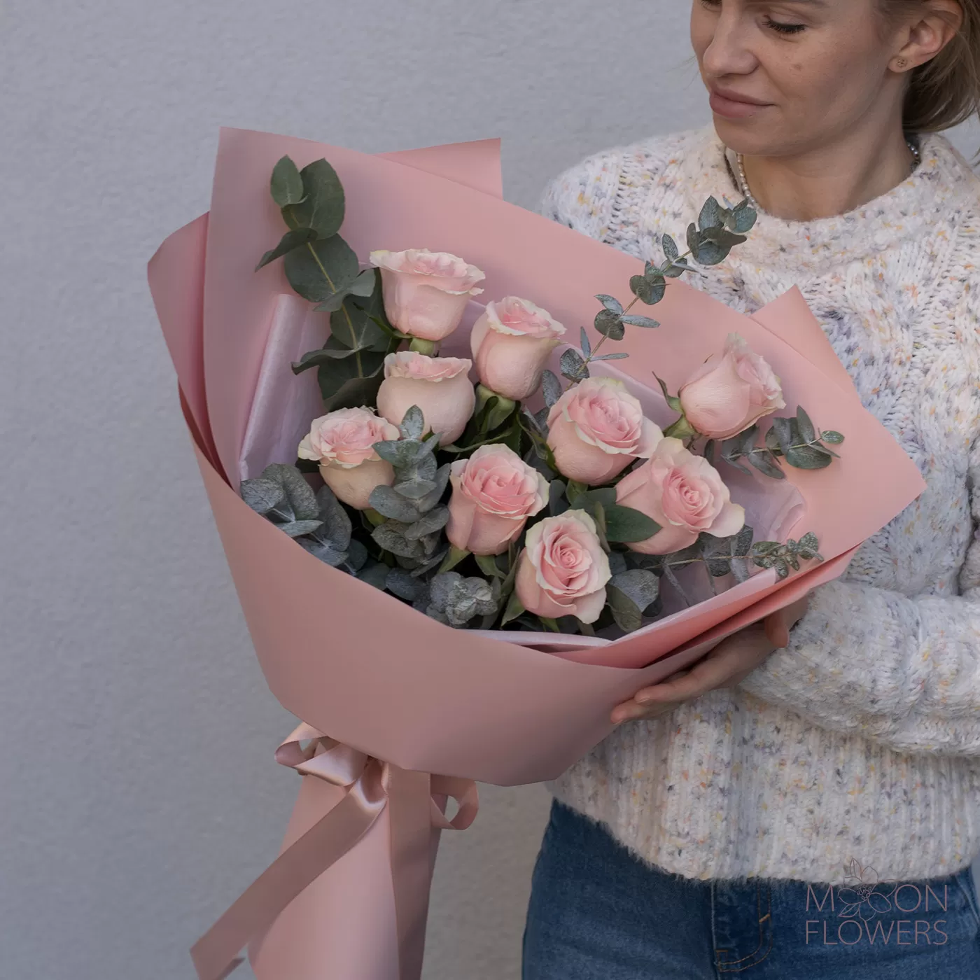 Bouquet of 9 pink Dutch roses with eucalyptus