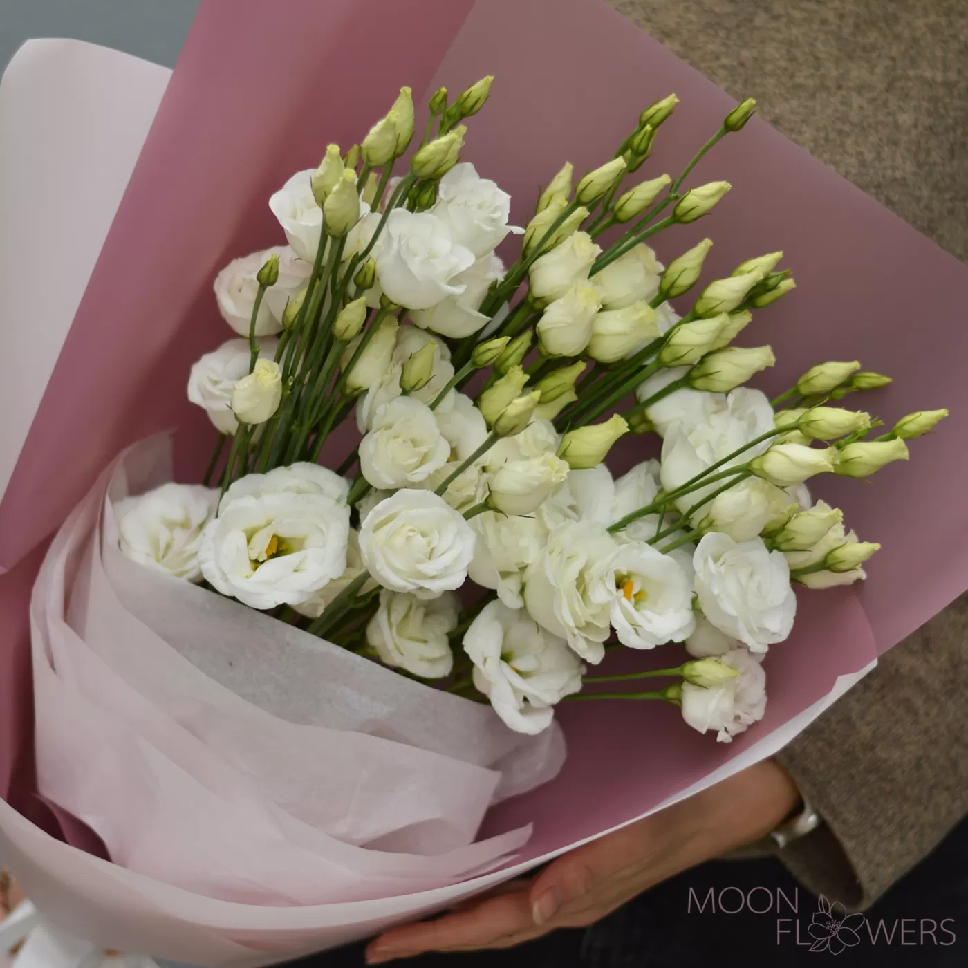 Buchet de eustoma alb în hartie roz