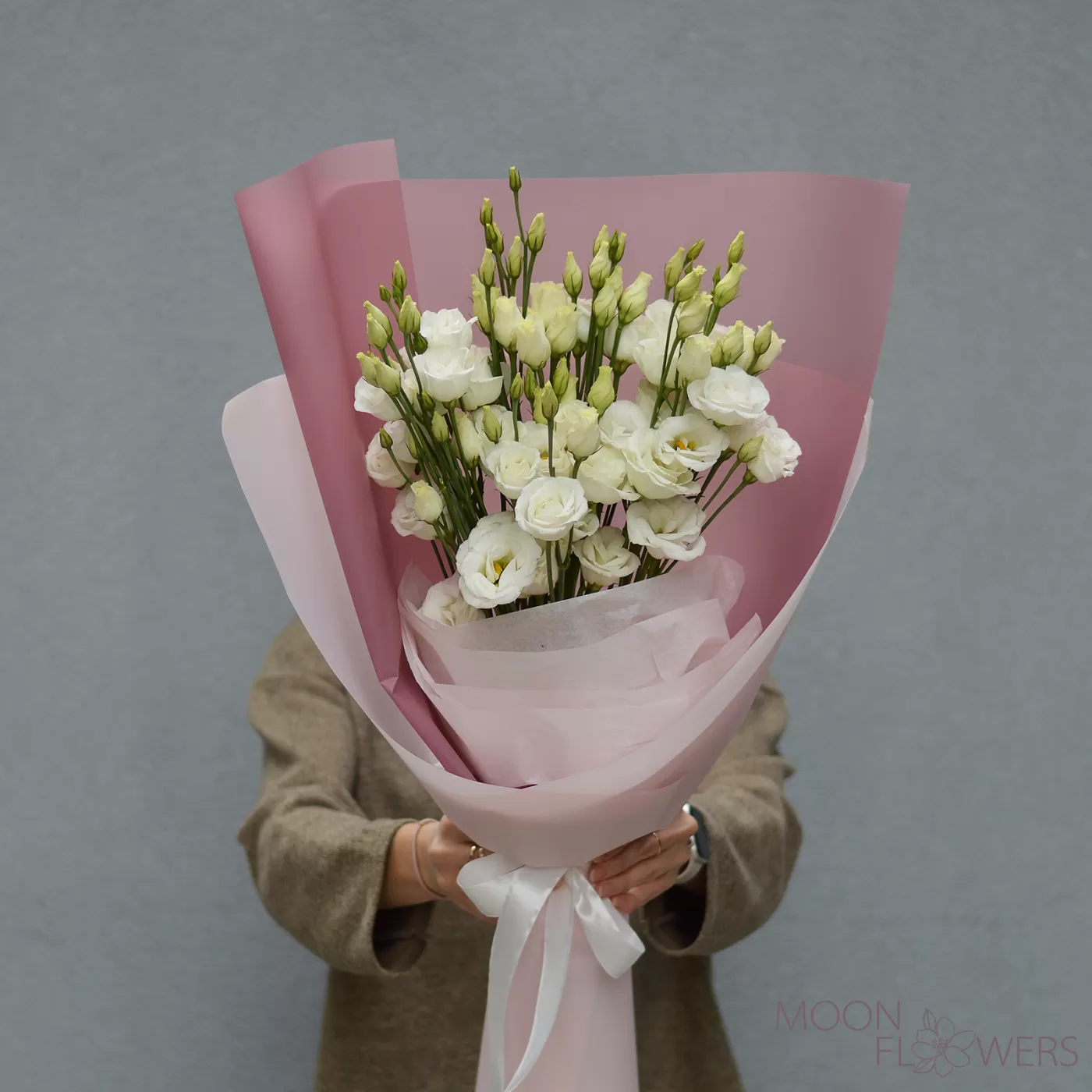 Buchet de eustoma alb în hartie roz