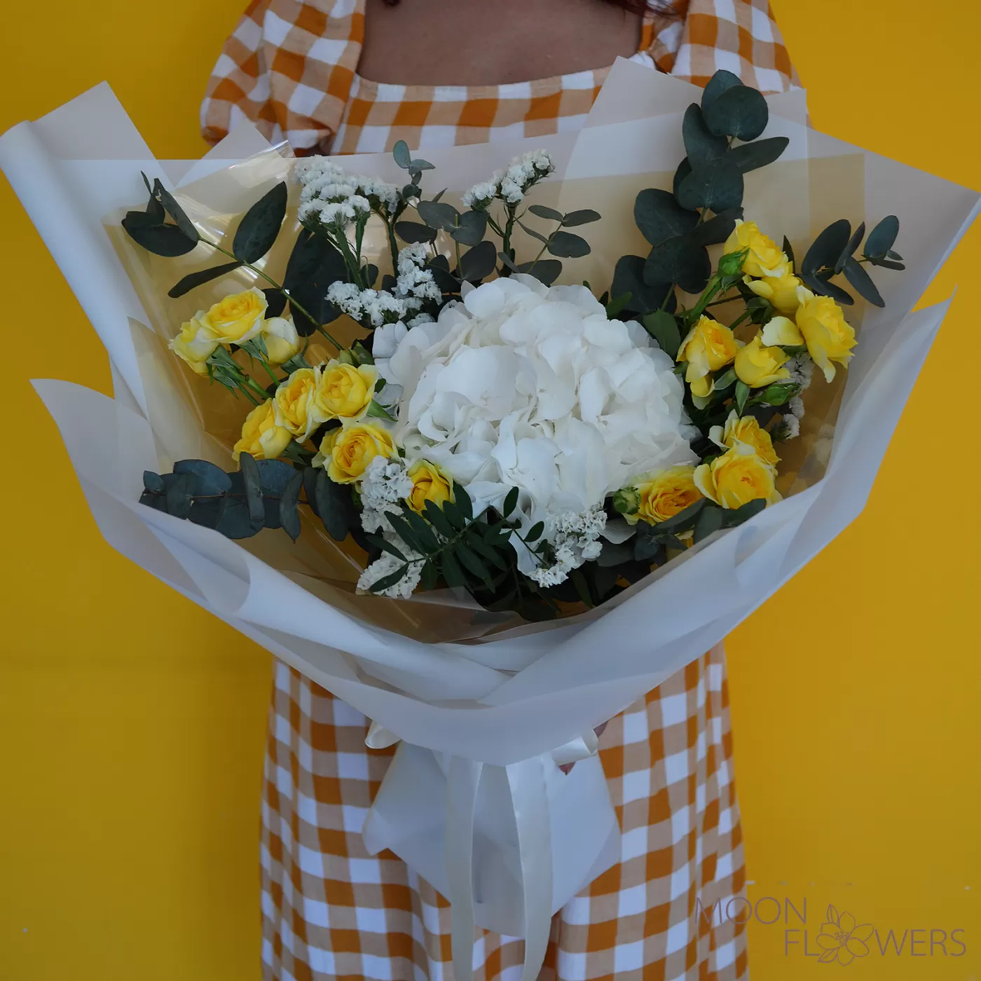 Buchet din hortensie albă, trandafiri spray galbene și statice