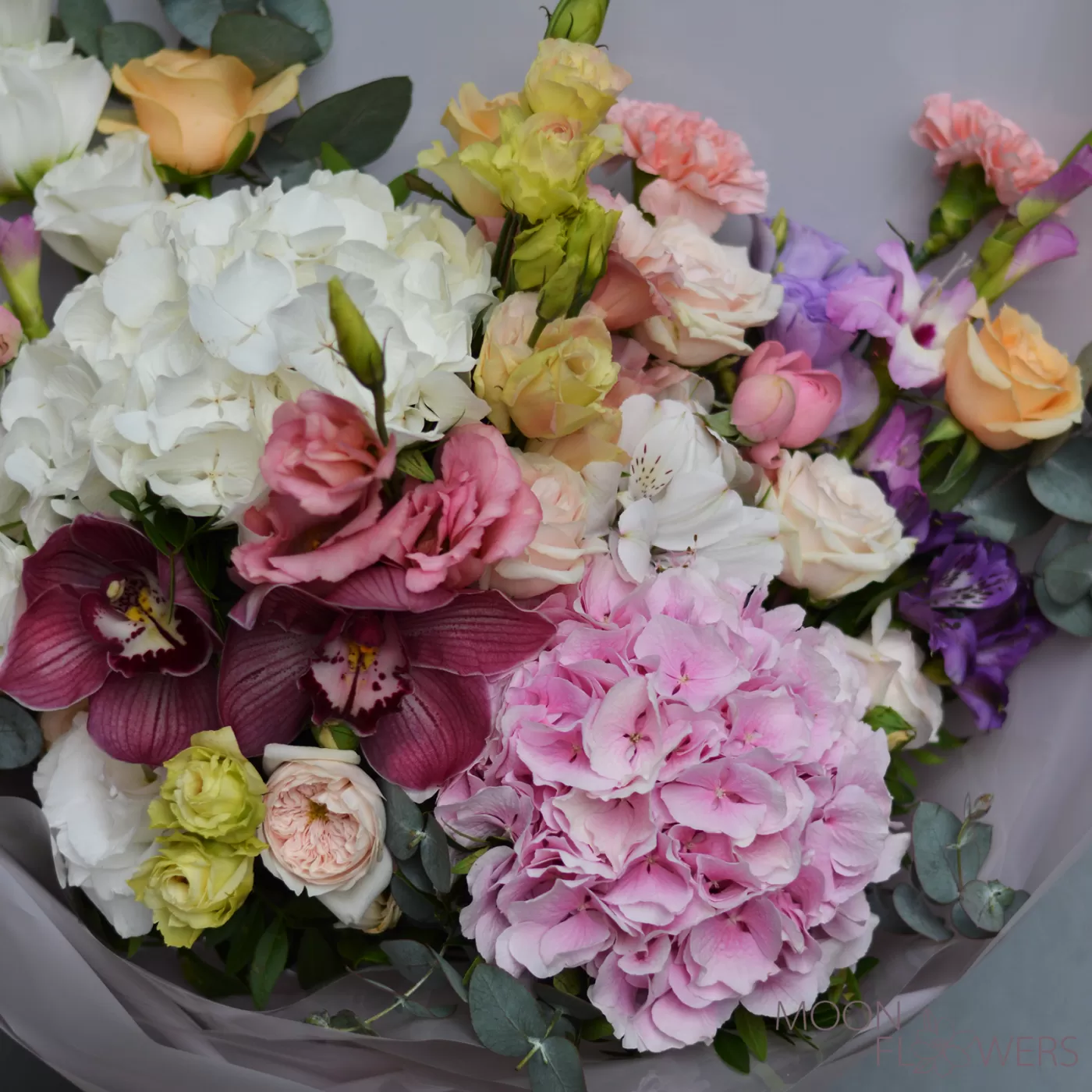 Buchet de hortensii albe și roz, orhidee, eustoma
