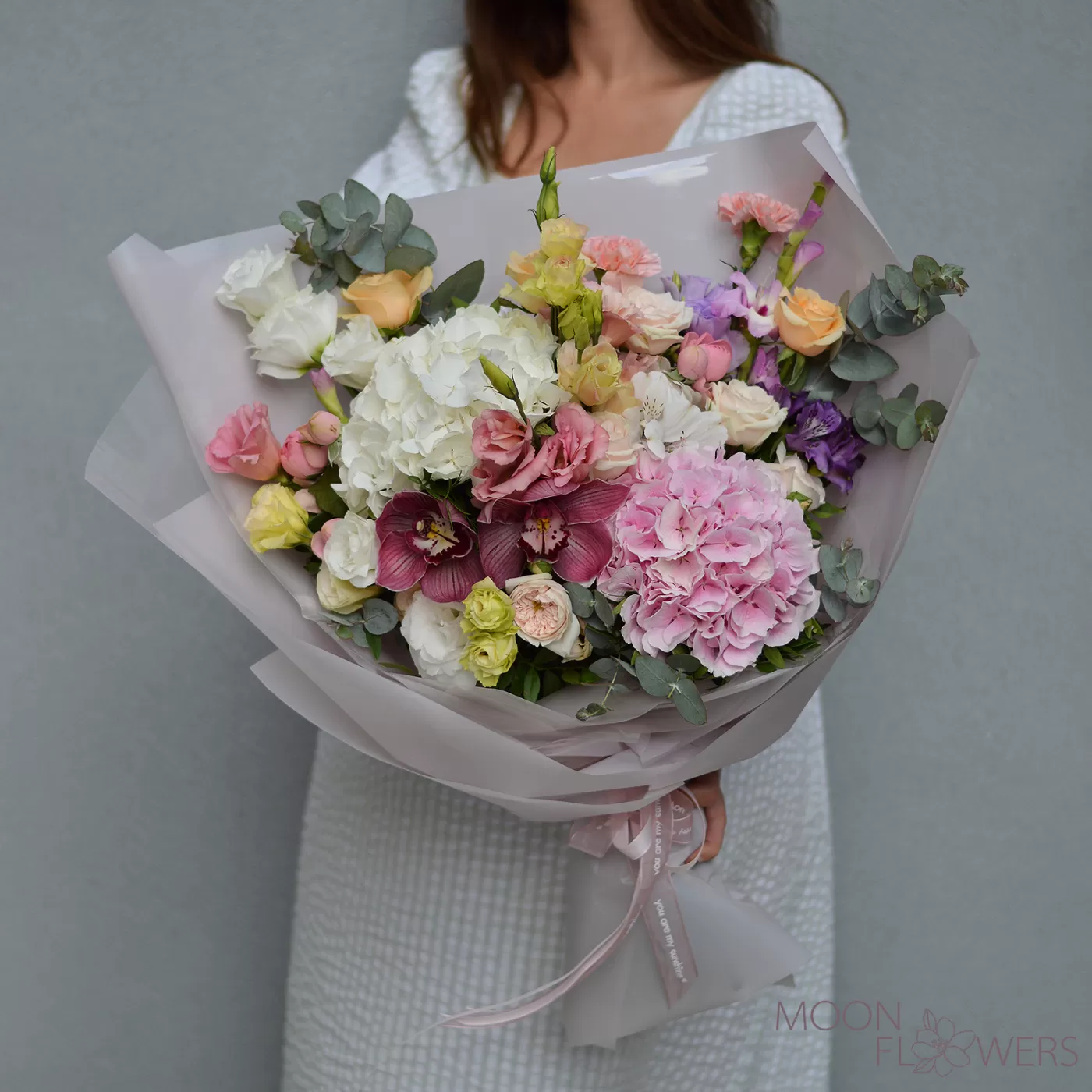 Buchet de hortensii albe și roz, orhidee, eustoma
