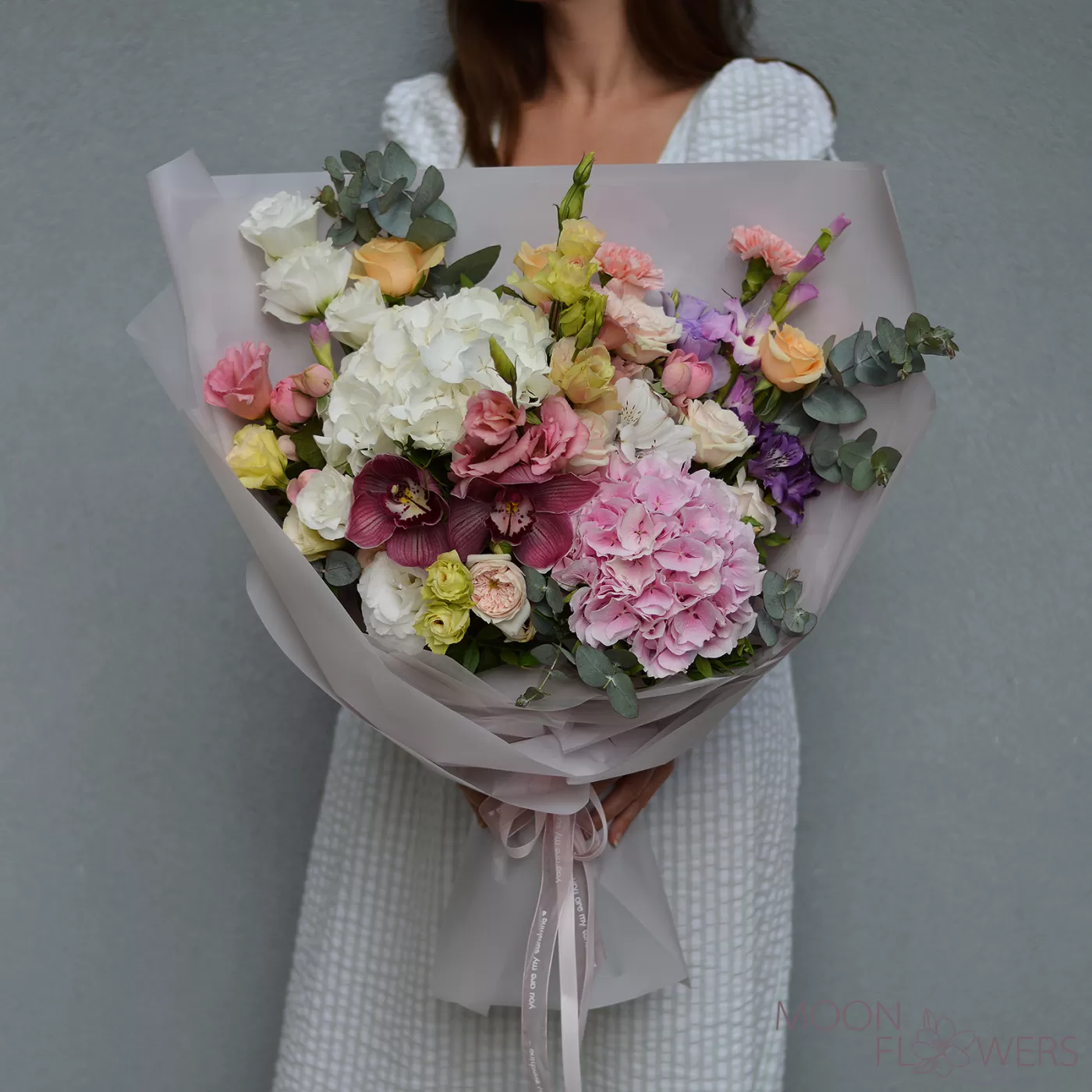 Buchet de hortensii albe și roz, orhidee, eustoma