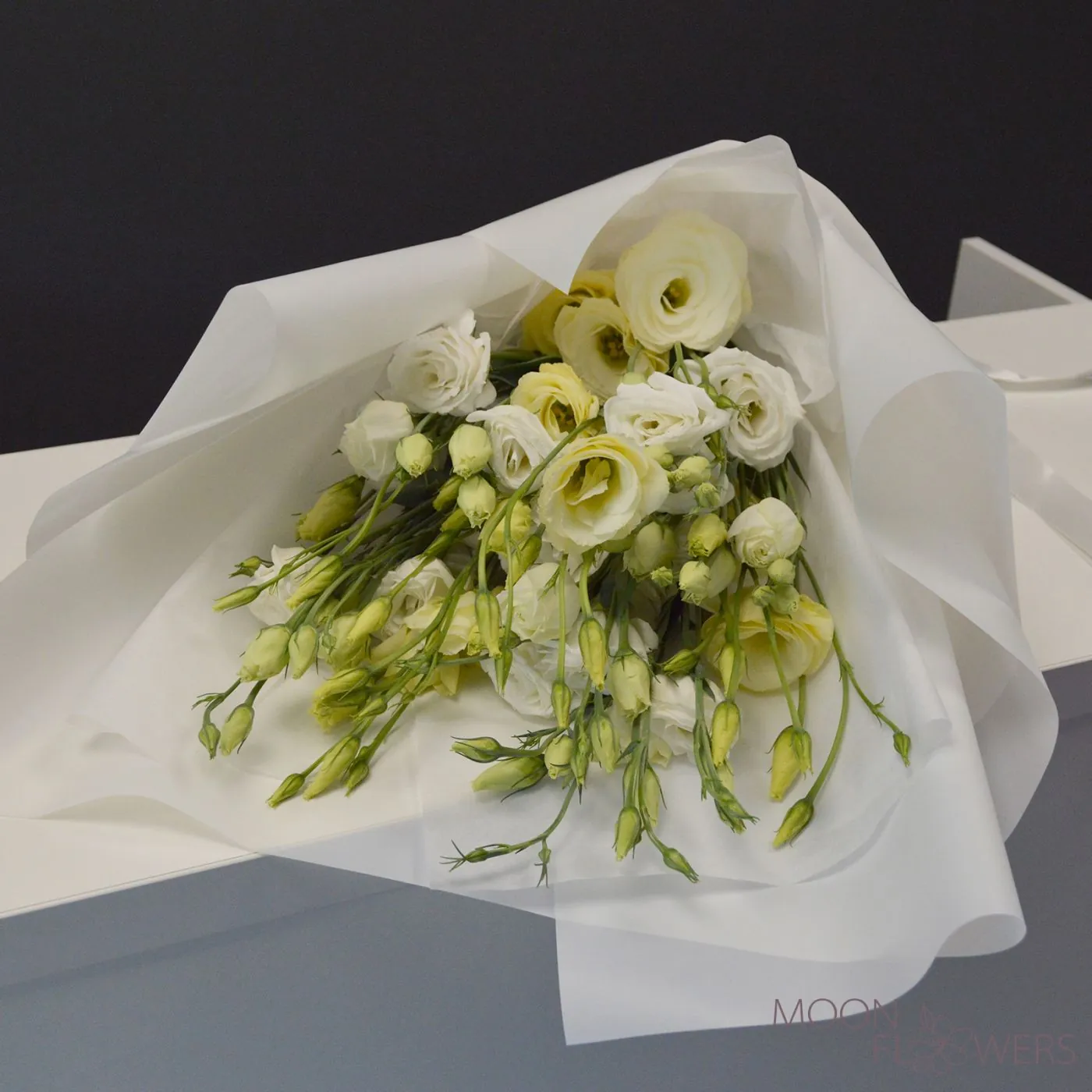 Buchet din eustoma albă și galbenă