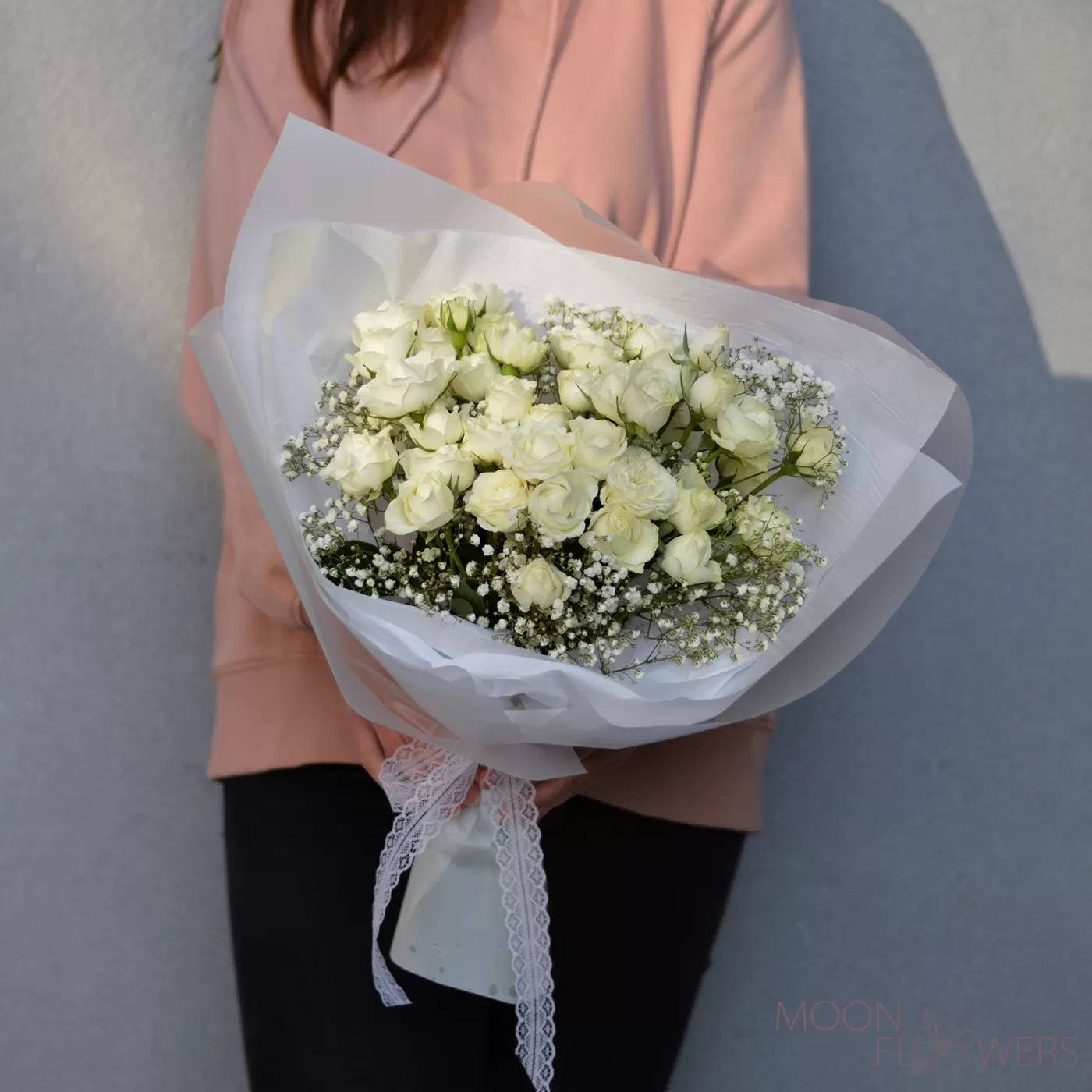 Buchet de trandafiri albi spray și gipsofila