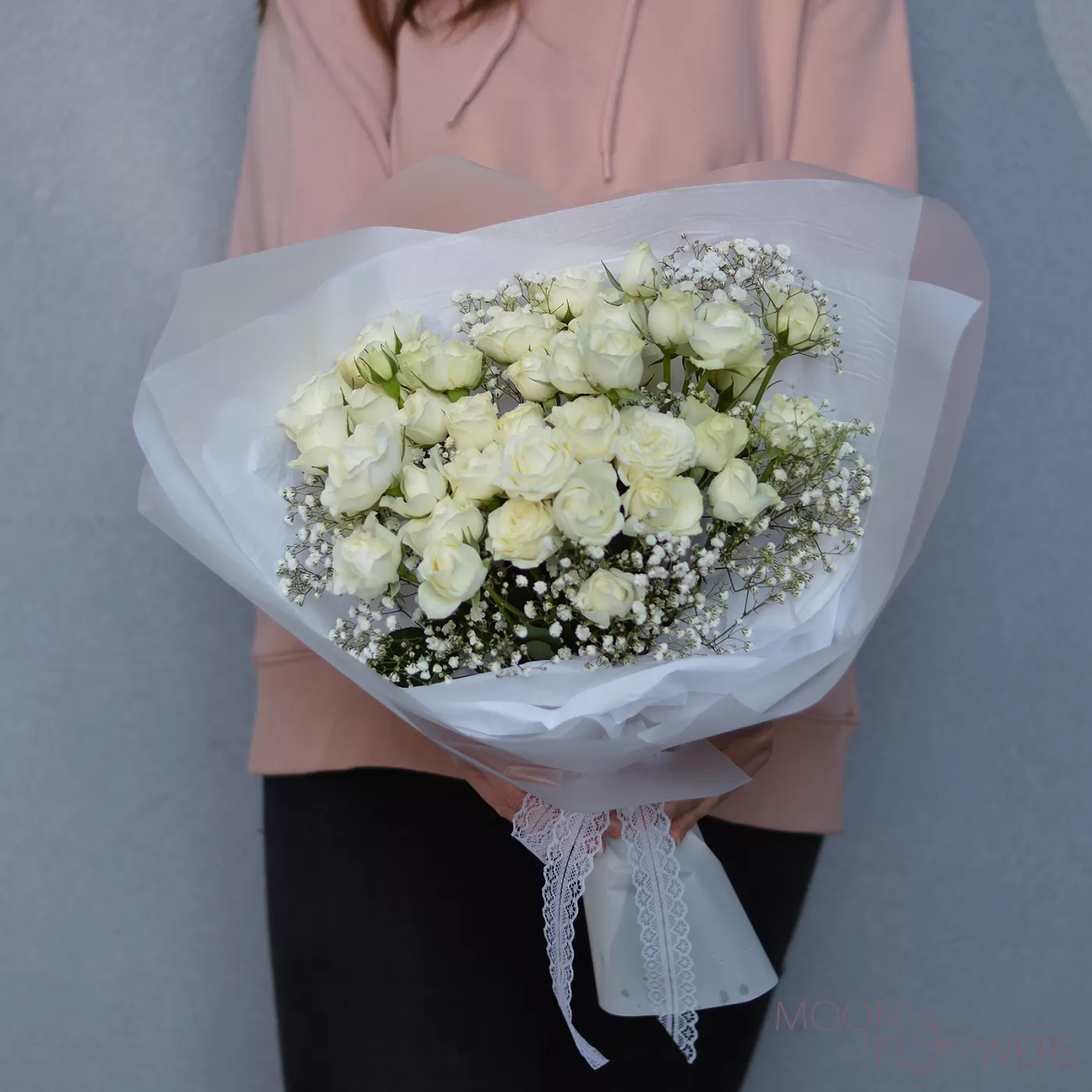 Buchet de trandafiri albi spray și gipsofila