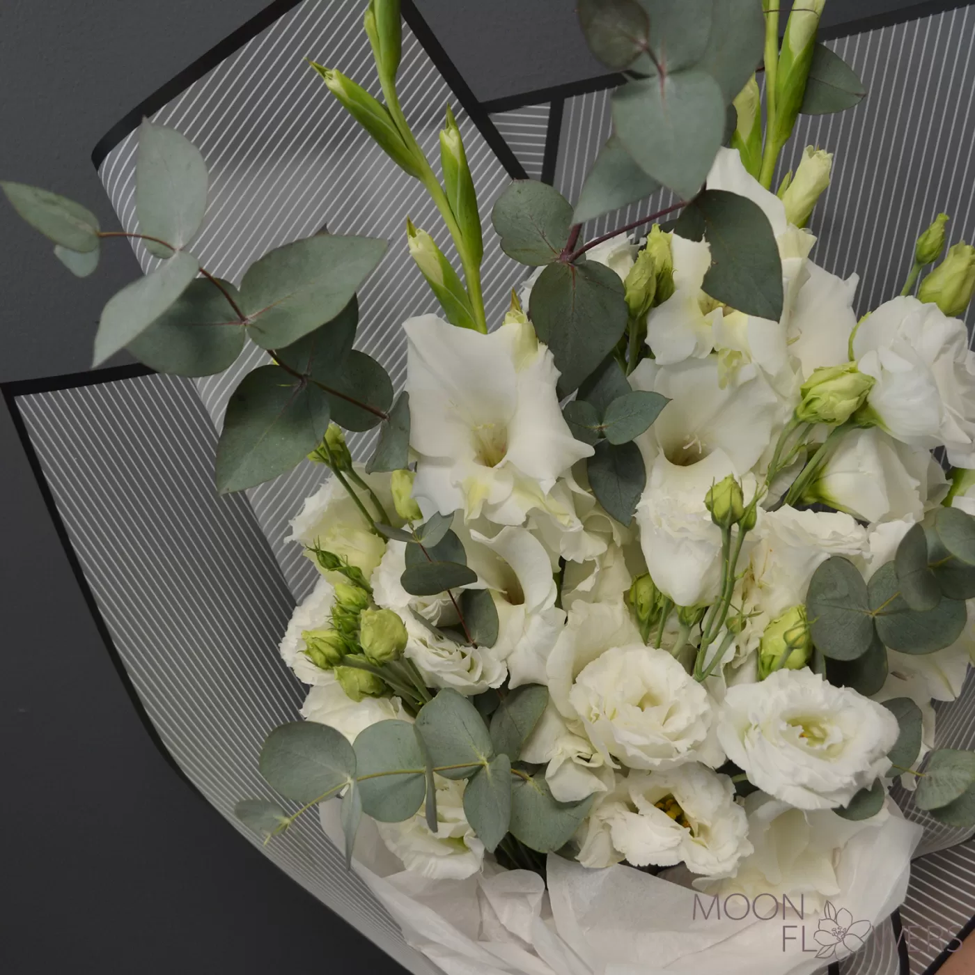 Bouquet of gladioli and white eustoma