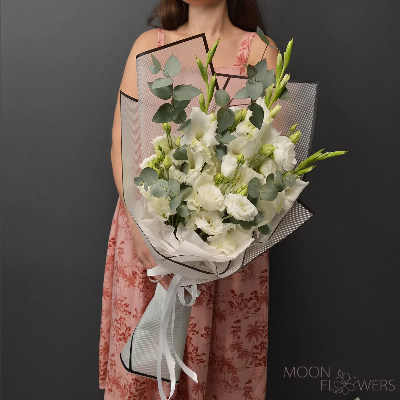 Bouquet of gladioli and white eustoma