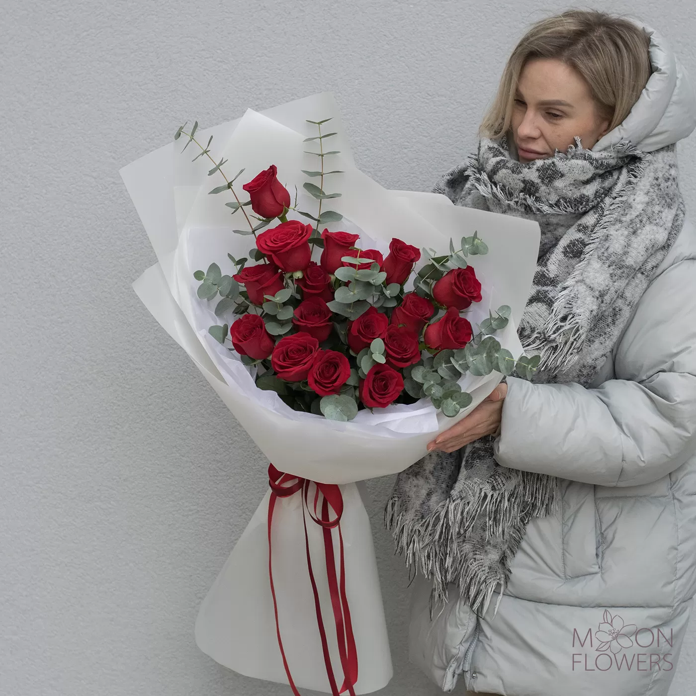 Buchet din 17 trandafiri roșii roșii și eucalipt