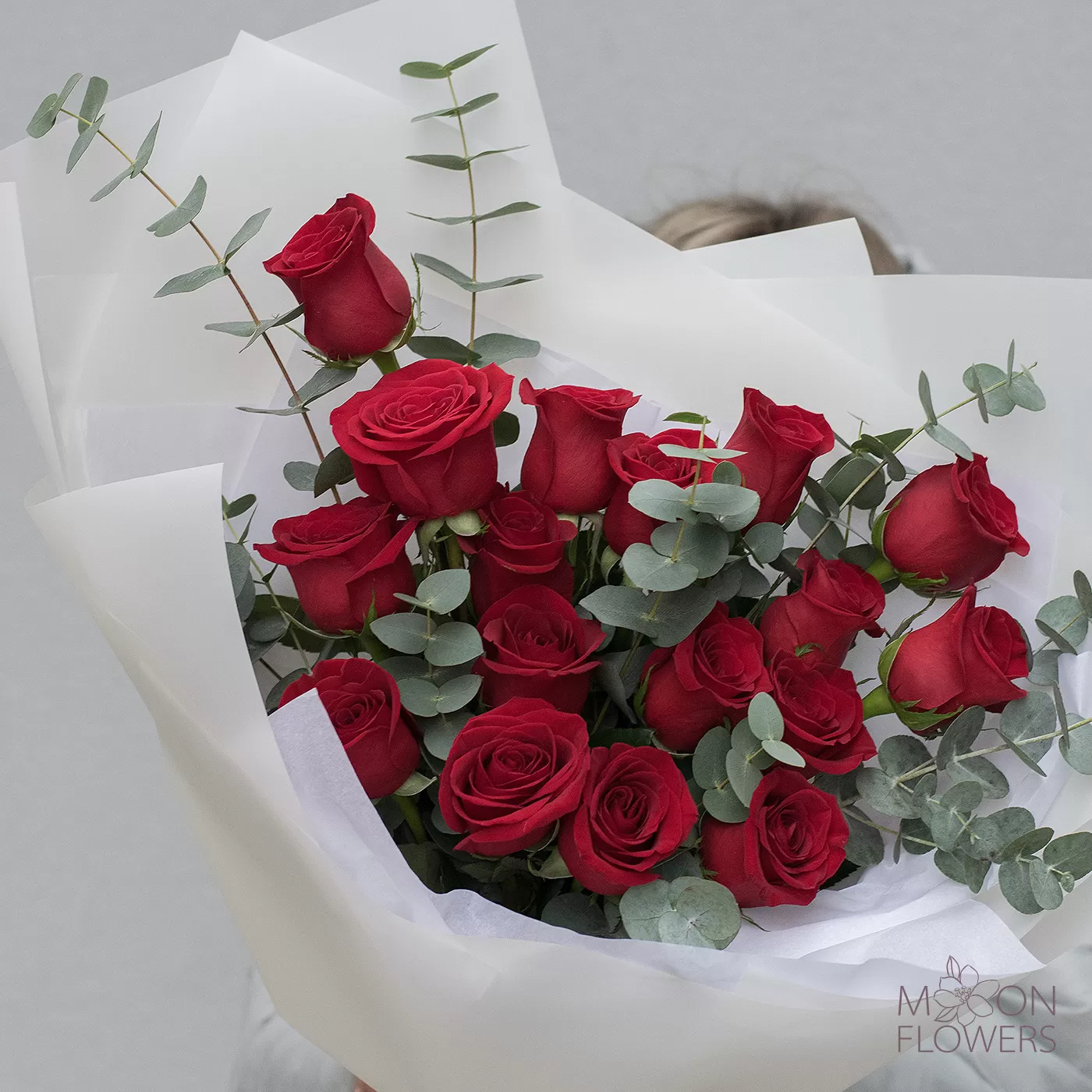 Buchet din 17 trandafiri roșii roșii și eucalipt