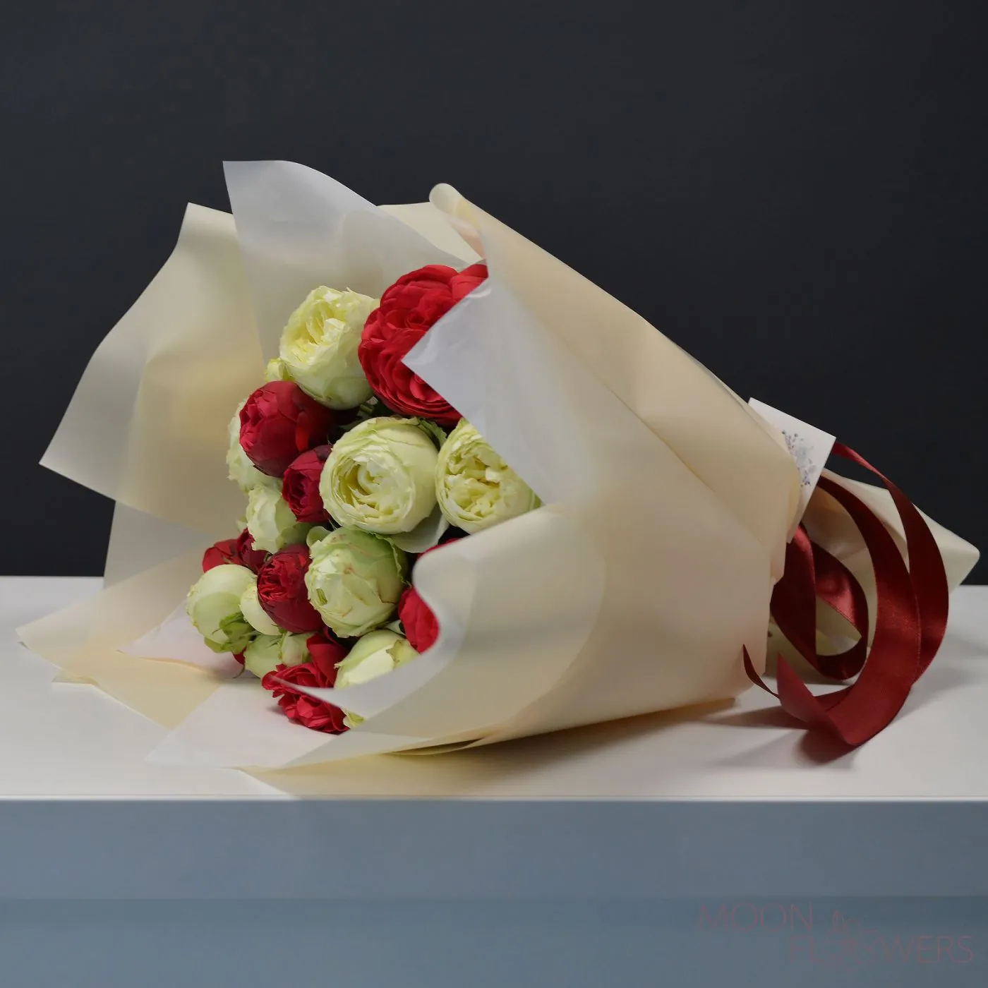 Buchet din trandafiri de tufă alb-roșu