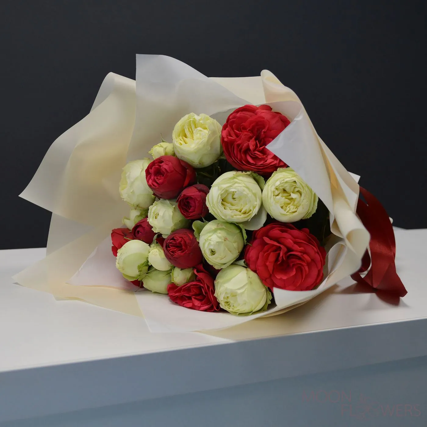 Buchet din trandafiri de tufă alb-roșu