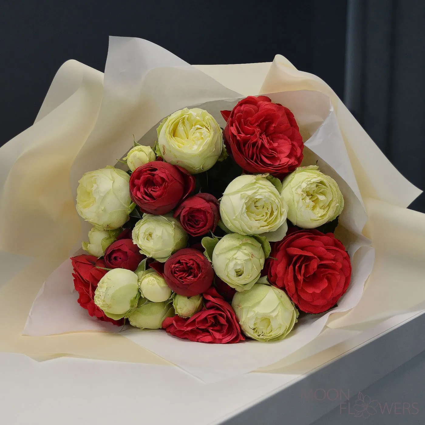 Buchet din trandafiri de tufă alb-roșu