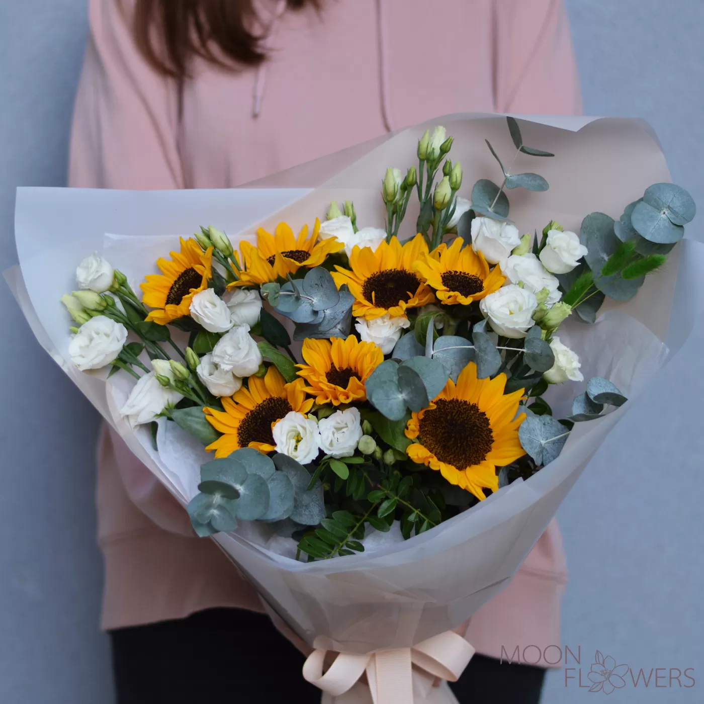 Buchet din floarea soarelui și eustoma albă
