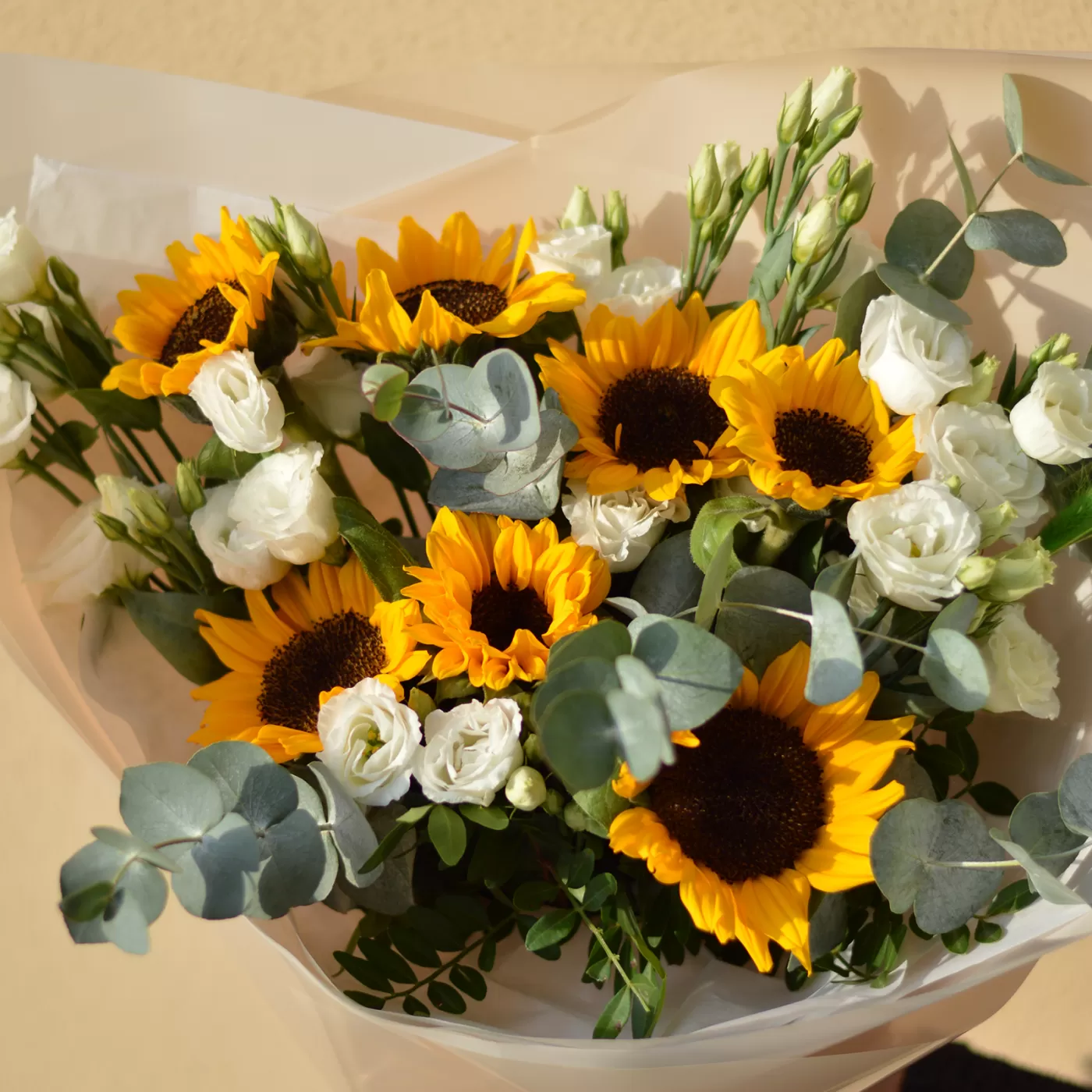 Buchet din floarea soarelui și eustoma albă