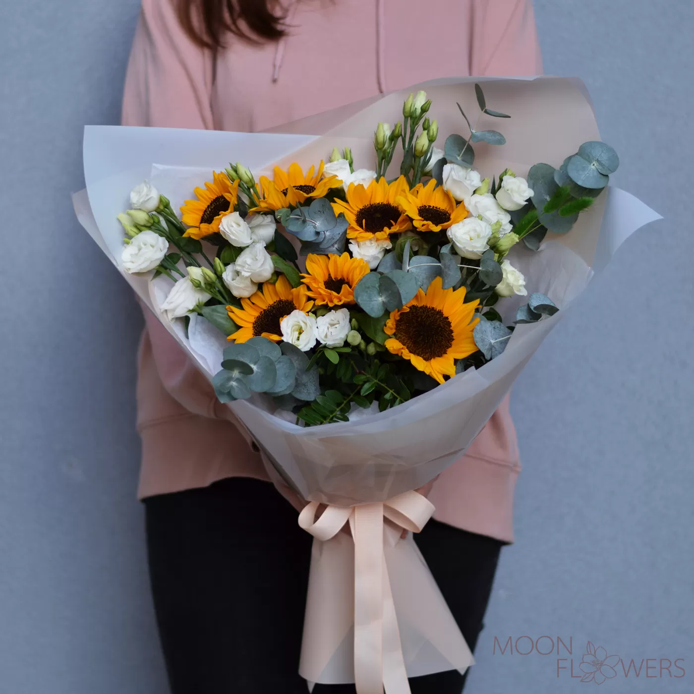Buchet din floarea soarelui și eustoma albă